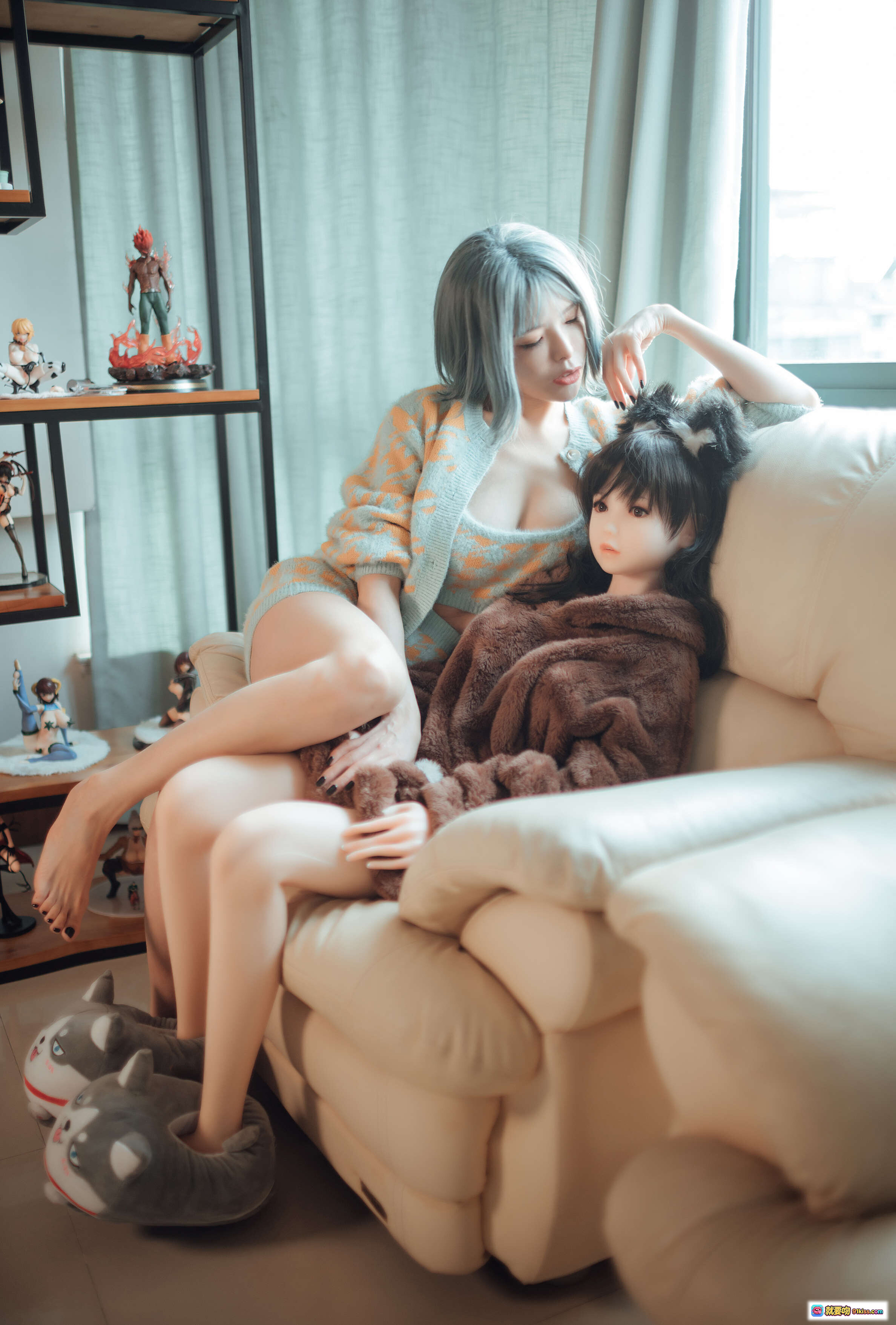 图片[8] - 秋和柯基NO.034娃娃写真｜银发少女温柔抱娃｜居家毛毯氛围感｜40P高清图集 - 就要吻