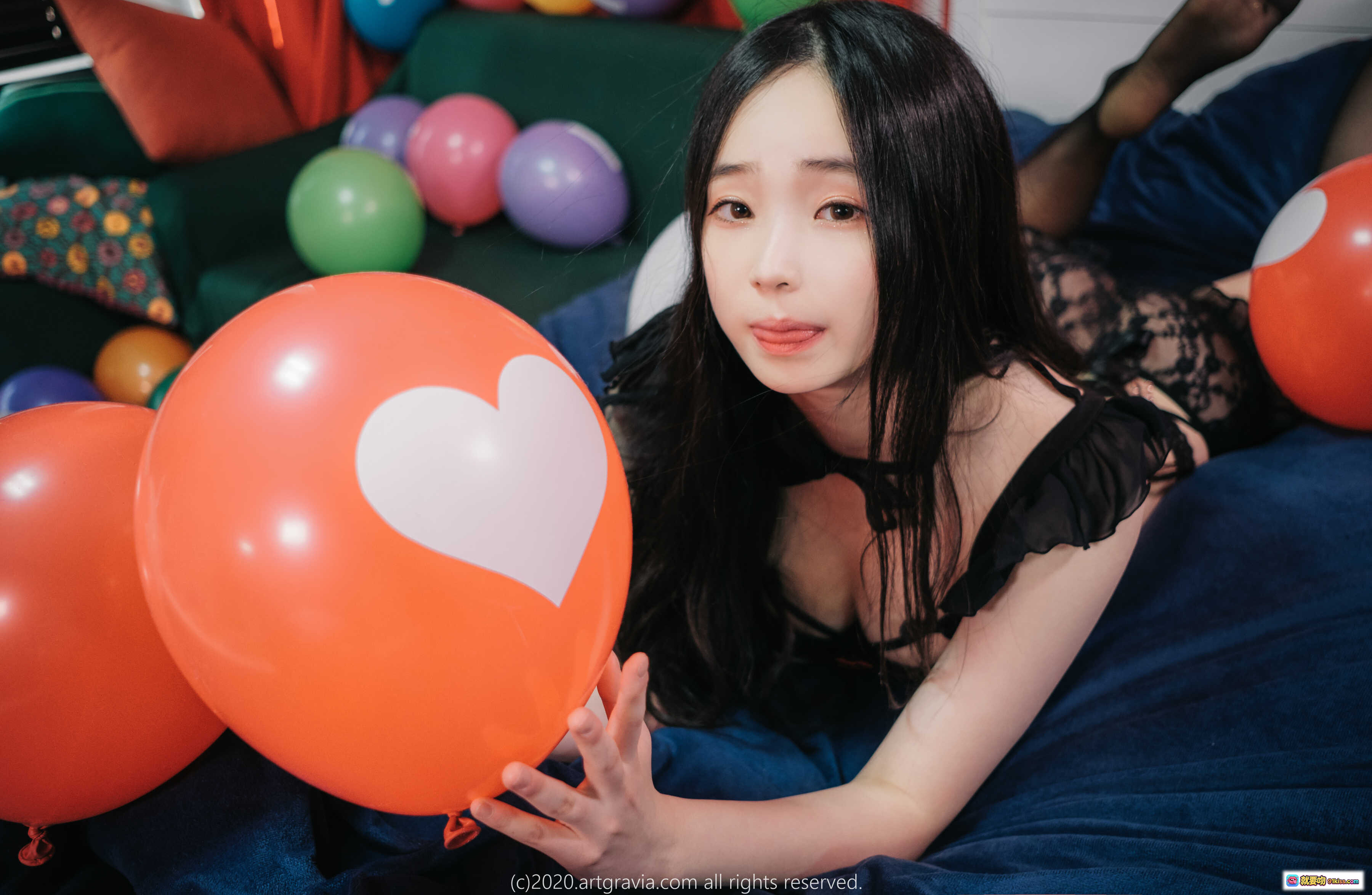 图片[5] - Bambi ARTGRAVIA_VOL141 美少女躺卧气球背景 柔软毛绒绑带 甜酷风格写真 深蓝床品橙白气球点缀 高清摄影艺术图 - 就要吻