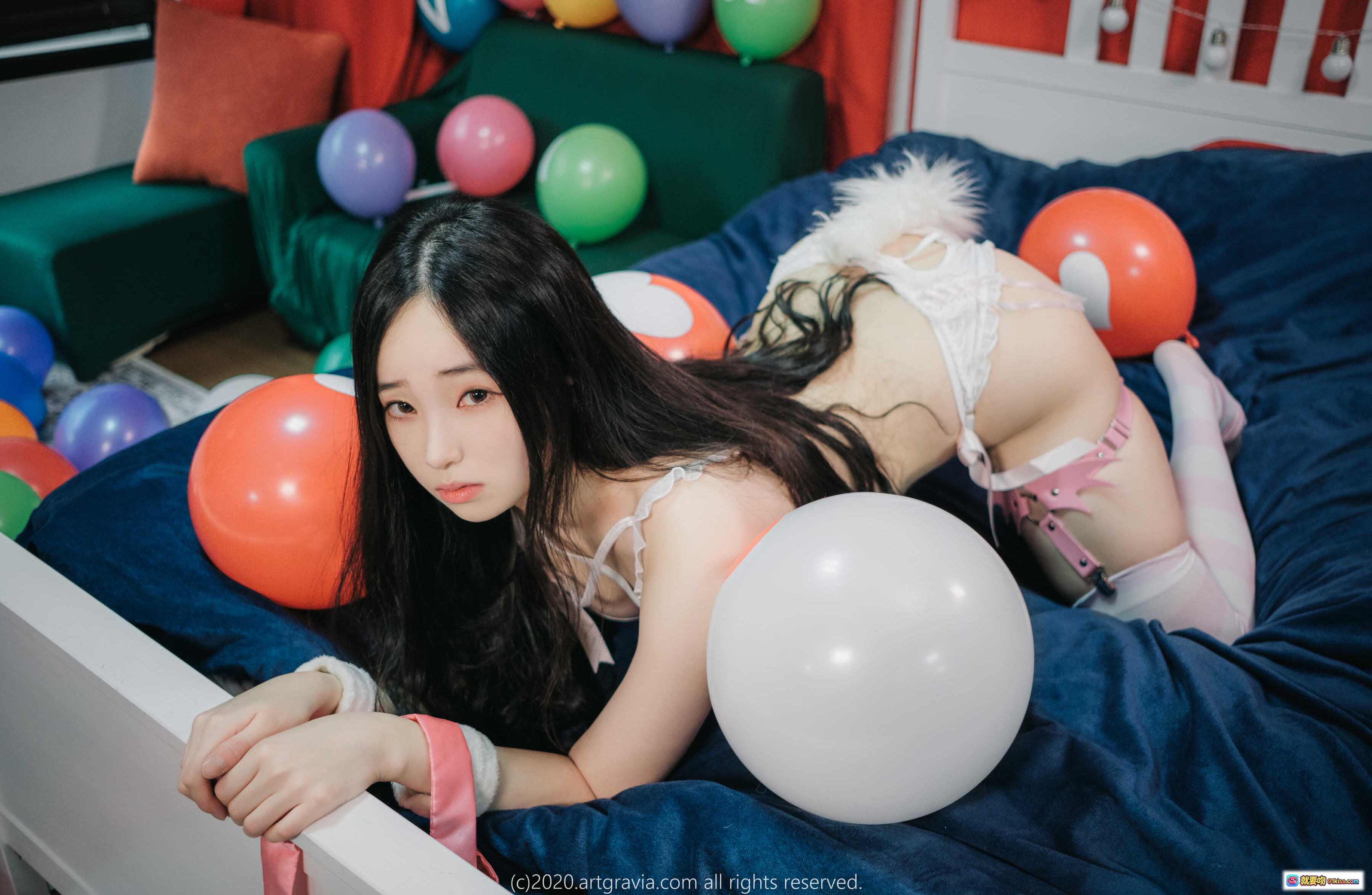 图片[4] - Bambi ARTGRAVIA_VOL141 美少女躺卧气球背景 柔软毛绒绑带 甜酷风格写真 深蓝床品橙白气球点缀 高清摄影艺术图 - 就要吻