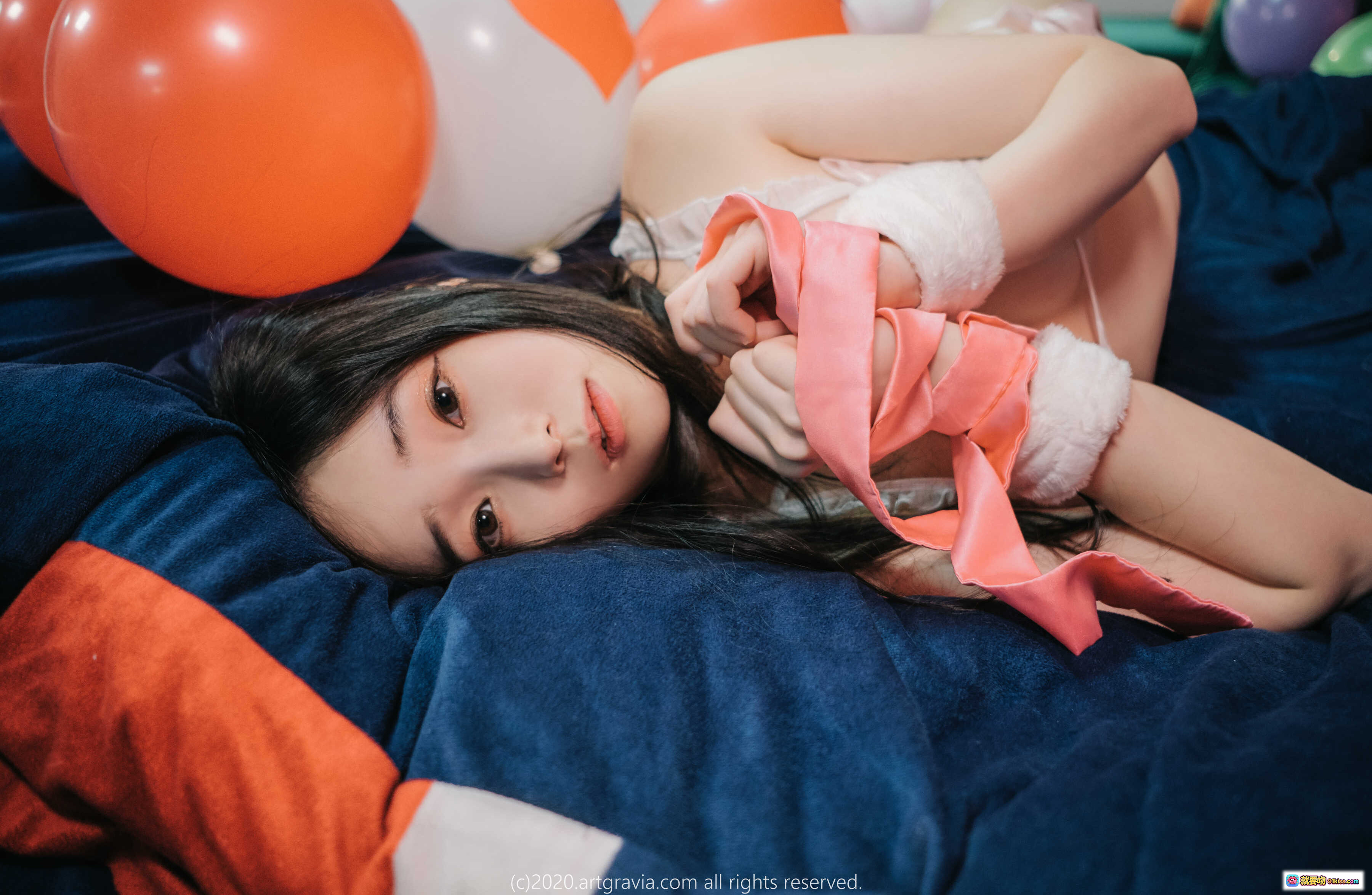 Bambi ARTGRAVIA_VOL141 美少女躺卧气球背景 柔软毛绒绑带 甜酷风格写真 深蓝床品橙白气球点缀 高清摄影艺术图 - 就要吻