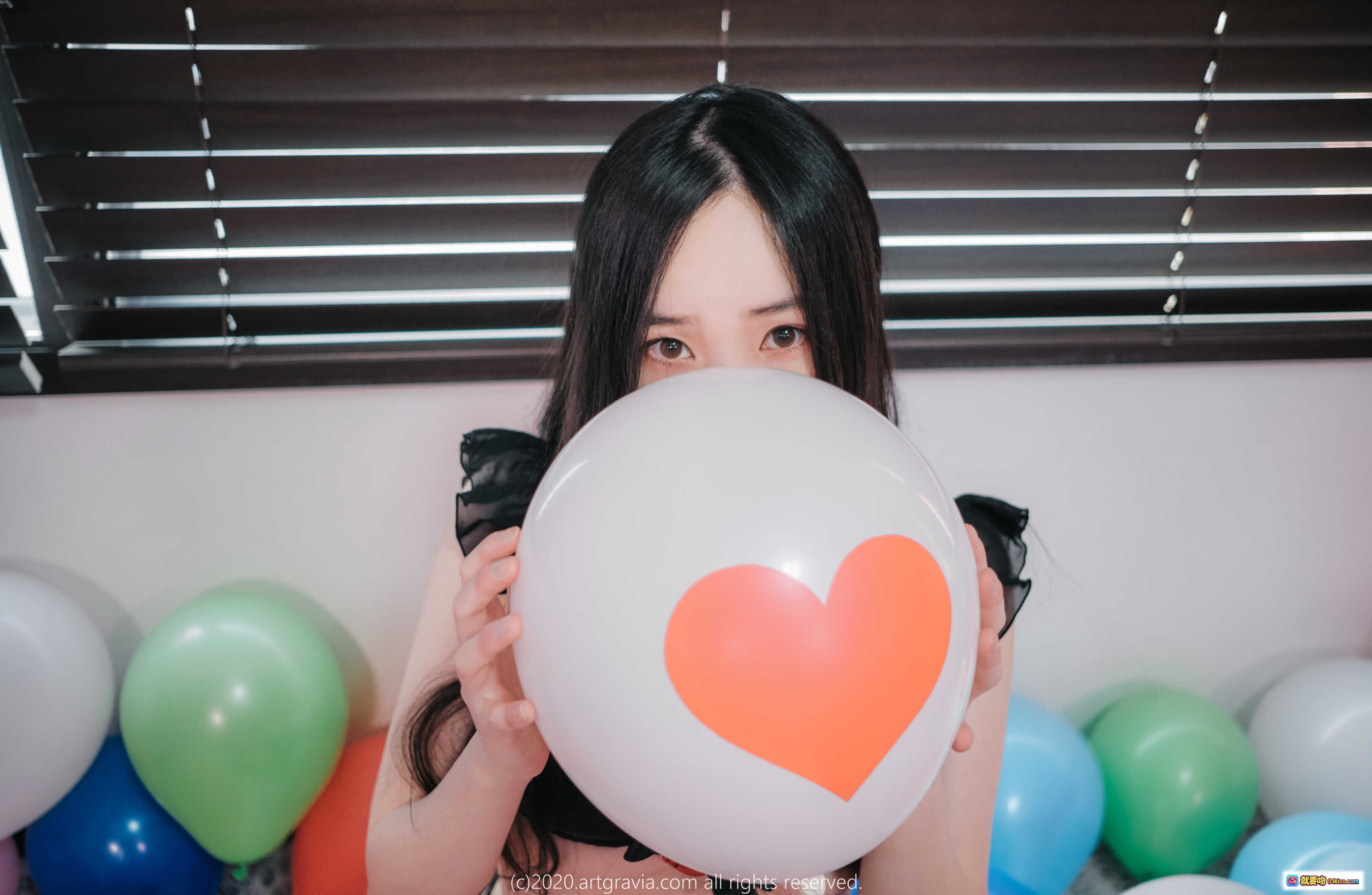 图片[10] - Bambi ARTGRAVIA_VOL141 美少女躺卧气球背景 柔软毛绒绑带 甜酷风格写真 深蓝床品橙白气球点缀 高清摄影艺术图 - 就要吻