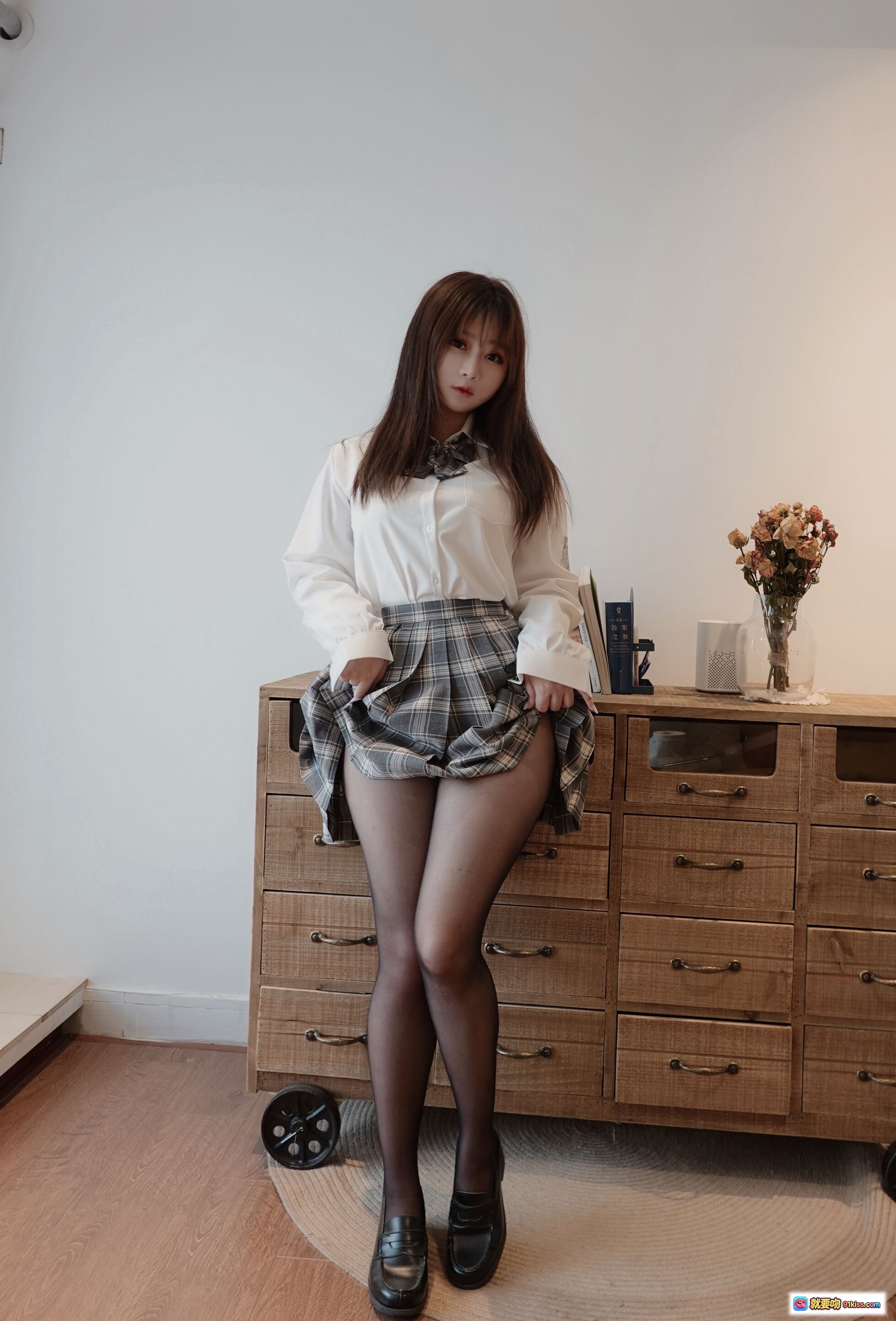 图片[1] - 依酱吖 NO.018 JK制服写真 | 白衬衫格裙黑丝美腿 | 室内日系少女风摄影集 - 就要吻