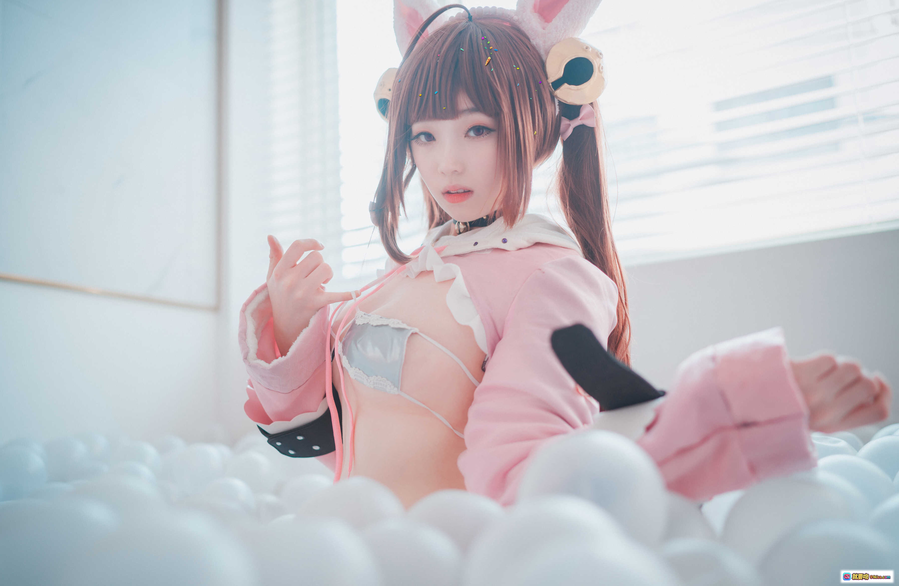 图片[5] - Bambi Candy Jelly Love Pakhet S-Affection ver Cosplay 粉色兔耳女仆装 黑白丝袜 甜美性感写真 - 就要吻