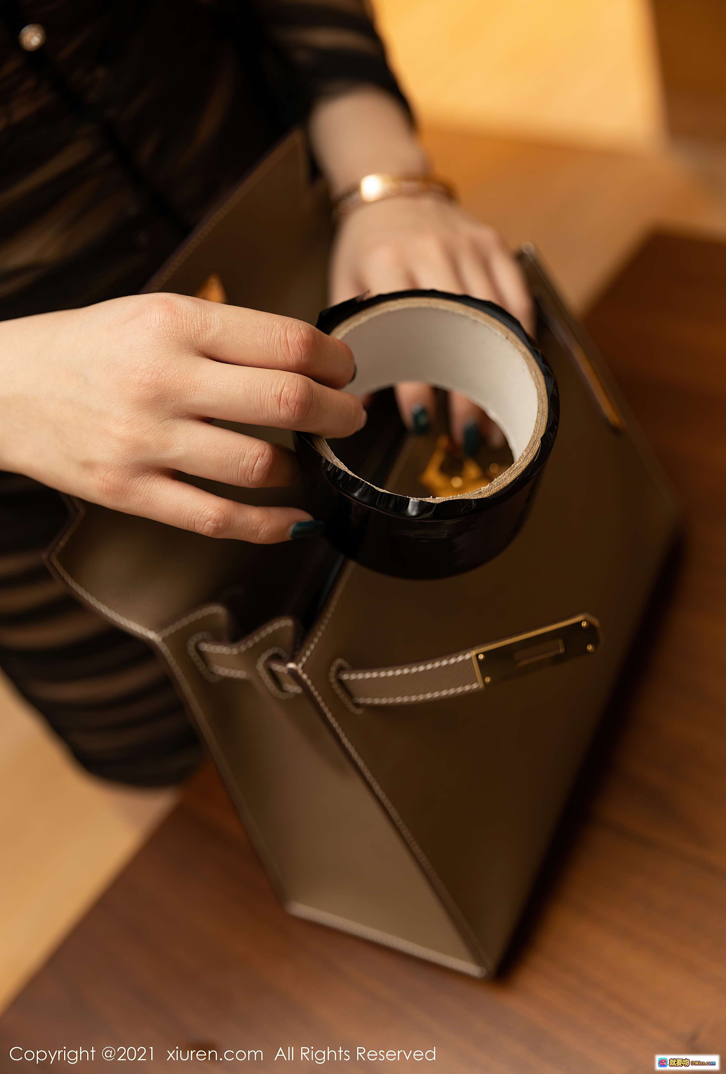 图片[9] - 尤妮丝Egg优雅开包瞬间｜爱马仕铂金包质感特写｜精致美甲与蕾丝穿搭细节｜XIUREN秀人网2021经典图集 - 就要吻