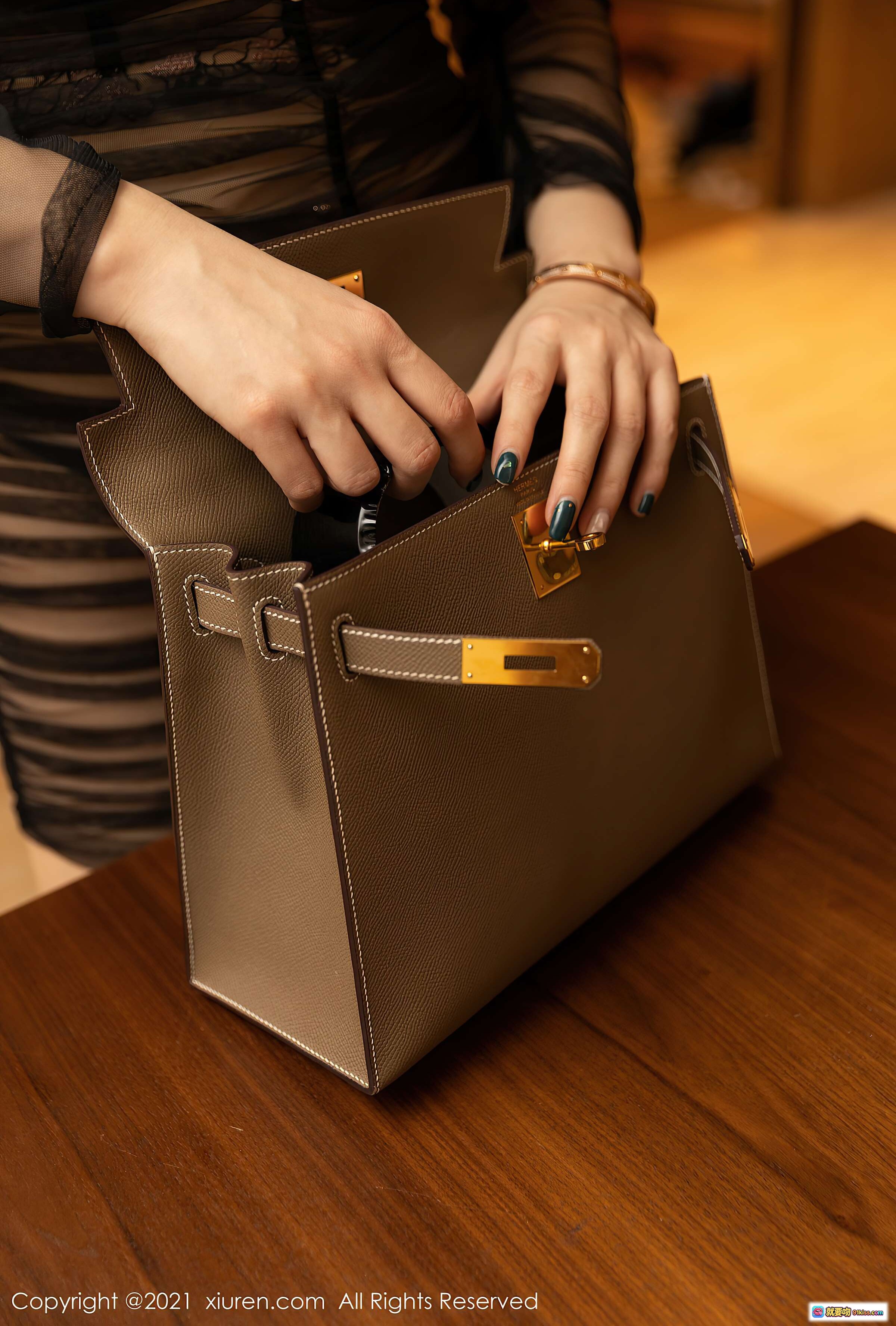 图片[1] - 尤妮丝Egg优雅开包瞬间｜爱马仕铂金包质感特写｜精致美甲与蕾丝穿搭细节｜XIUREN秀人网2021经典图集 - 就要吻
