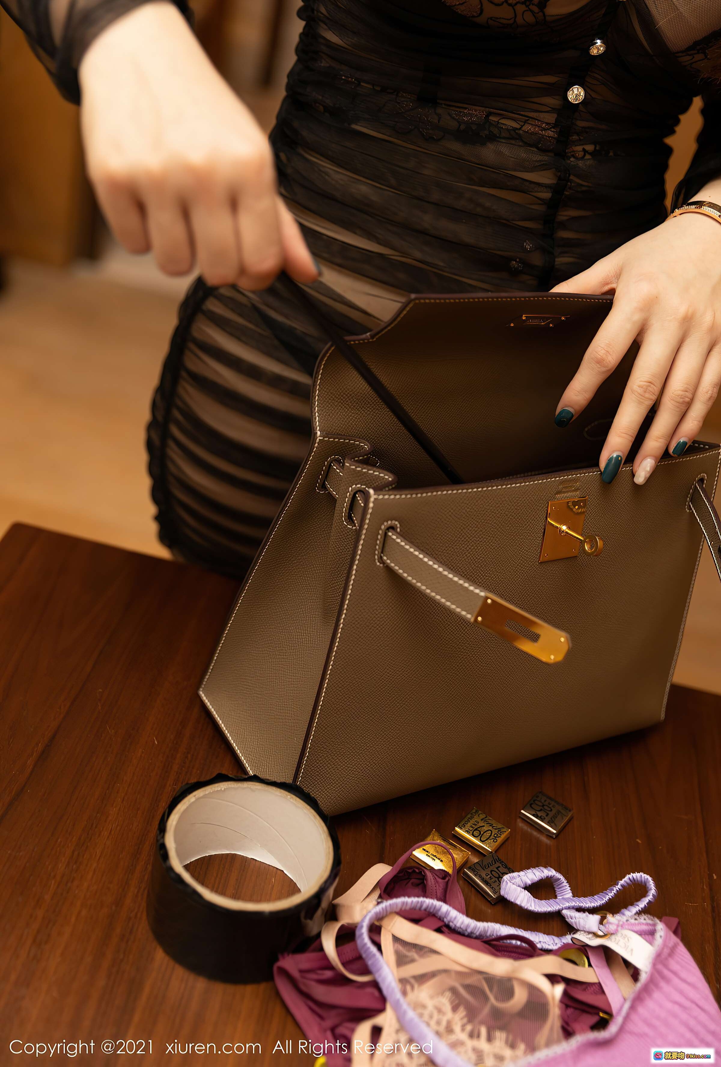图片[5] - 尤妮丝Egg优雅开包瞬间｜爱马仕铂金包质感特写｜精致美甲与蕾丝穿搭细节｜XIUREN秀人网2021经典图集 - 就要吻