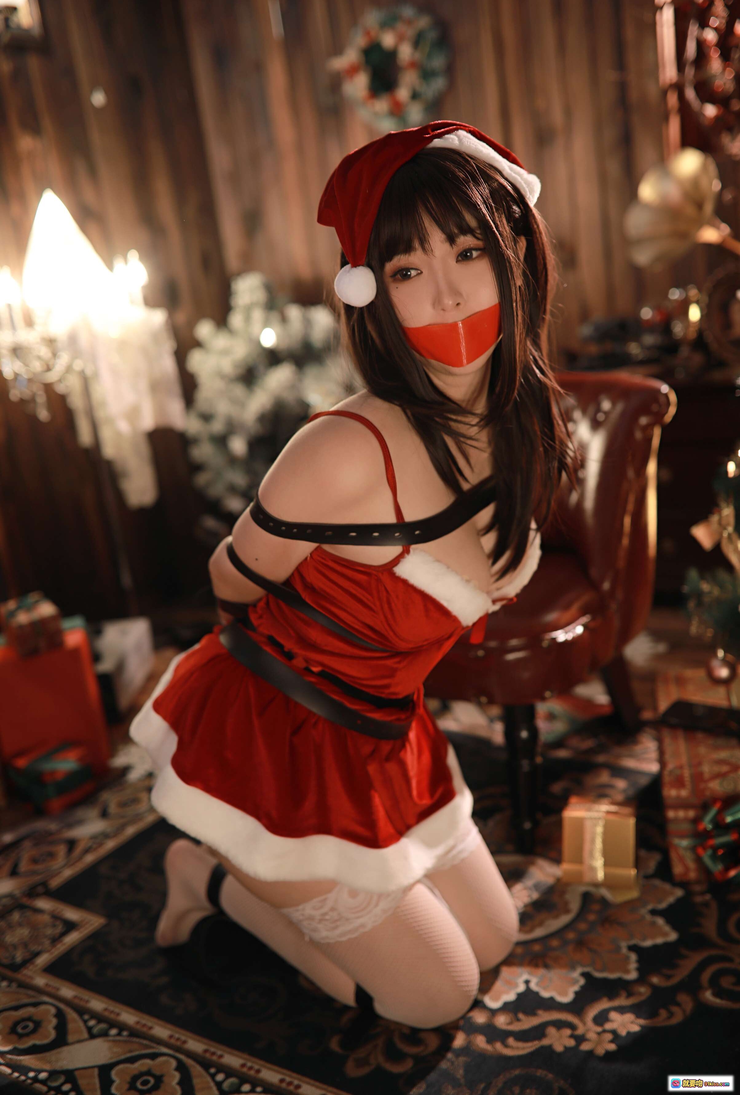 图片[8] - 圣诞女郎捆绑写真｜小容仔咕咕咕w NO.003 圣诞礼物主题｜红裙白袜黑绑带｜49P高清图集 - 就要吻