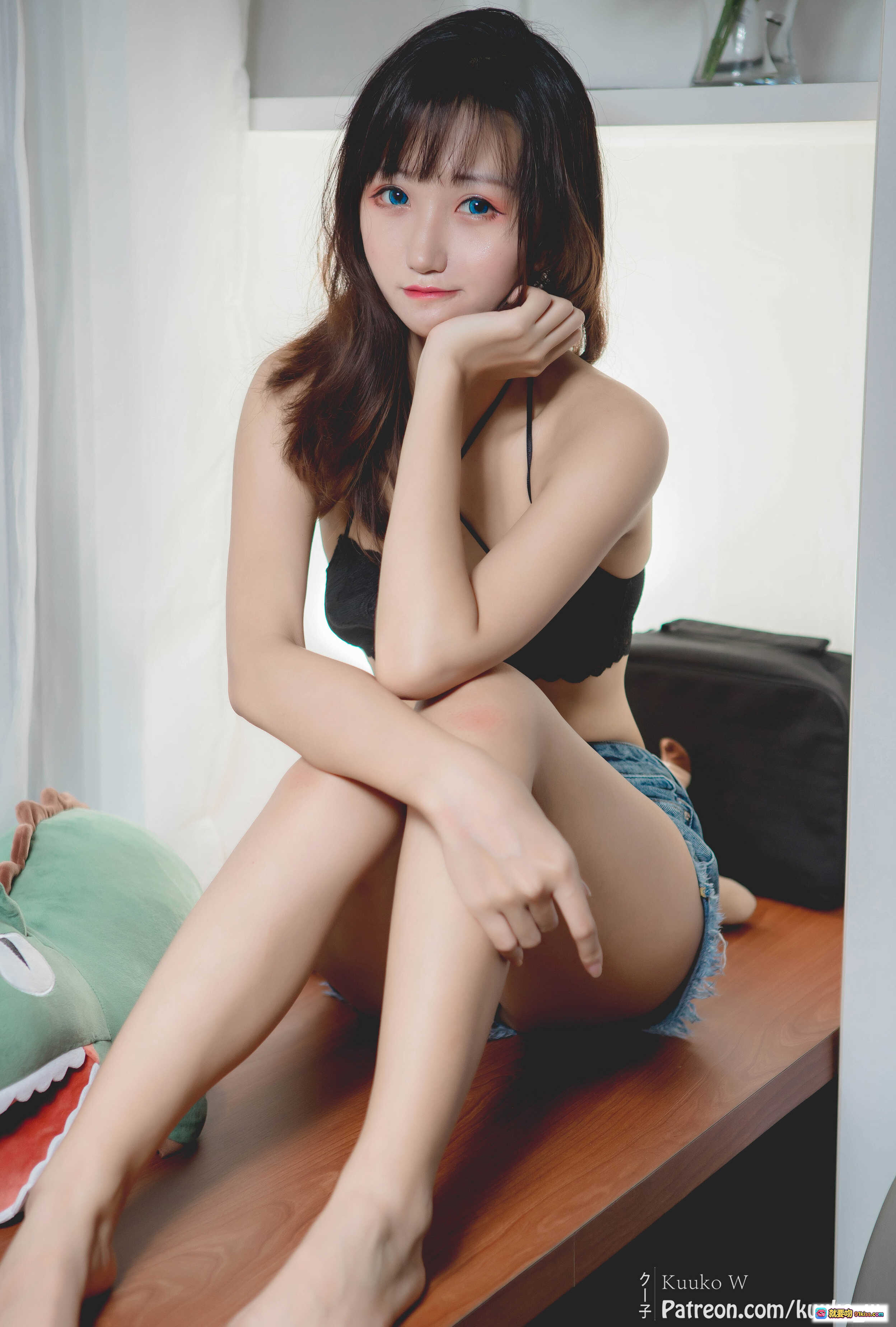 图片[9] - 越南妹KuukoW NO.002休闲写真｜黑内衣美腿坐姿｜室内自然光拍摄｜可爱玩偶陪衬 - 就要吻