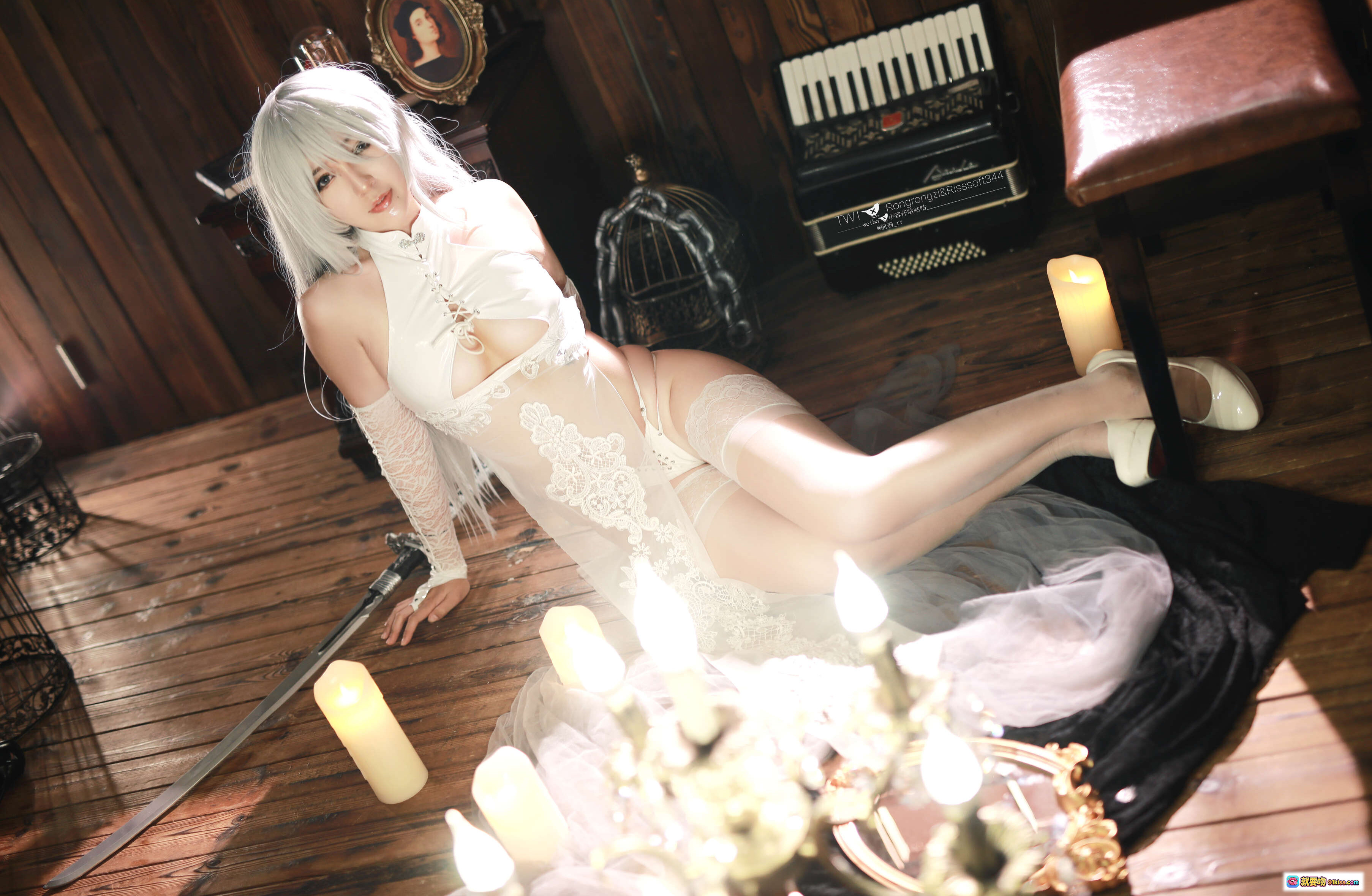 图片[3] - 小容仔咕咕咕w NO.015 前羽 尼尔2B Cosplay 黑色蕾丝内衣 旗袍造型 木质背景 烛光氛围 美女写真 72P高清图集 - 就要吻