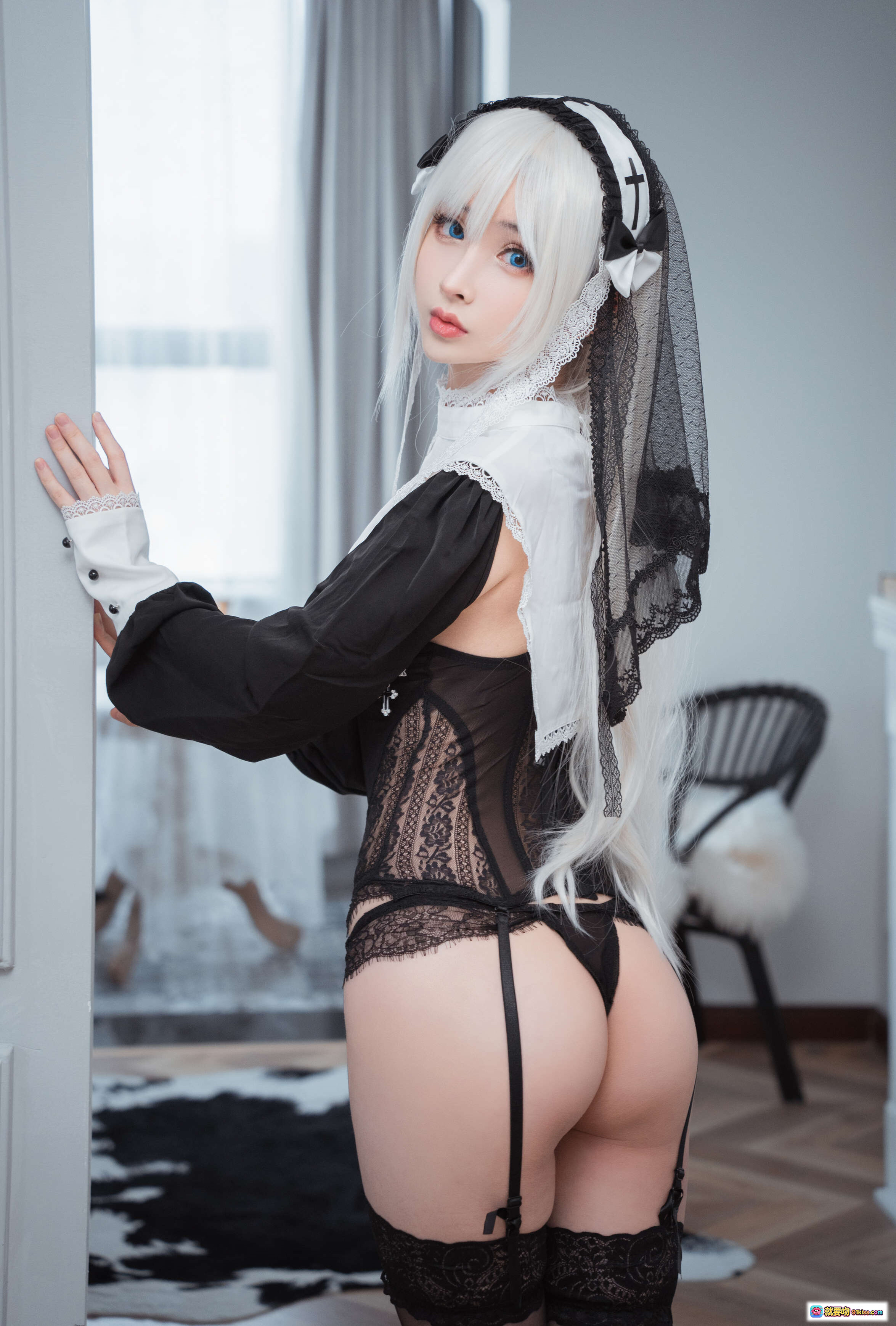 图片[5] - rioko凉凉子NO.058 兔女郎cosplay 白发兔耳黑丝美腿 厨房场景性感写真 30P高清图集 - 就要吻