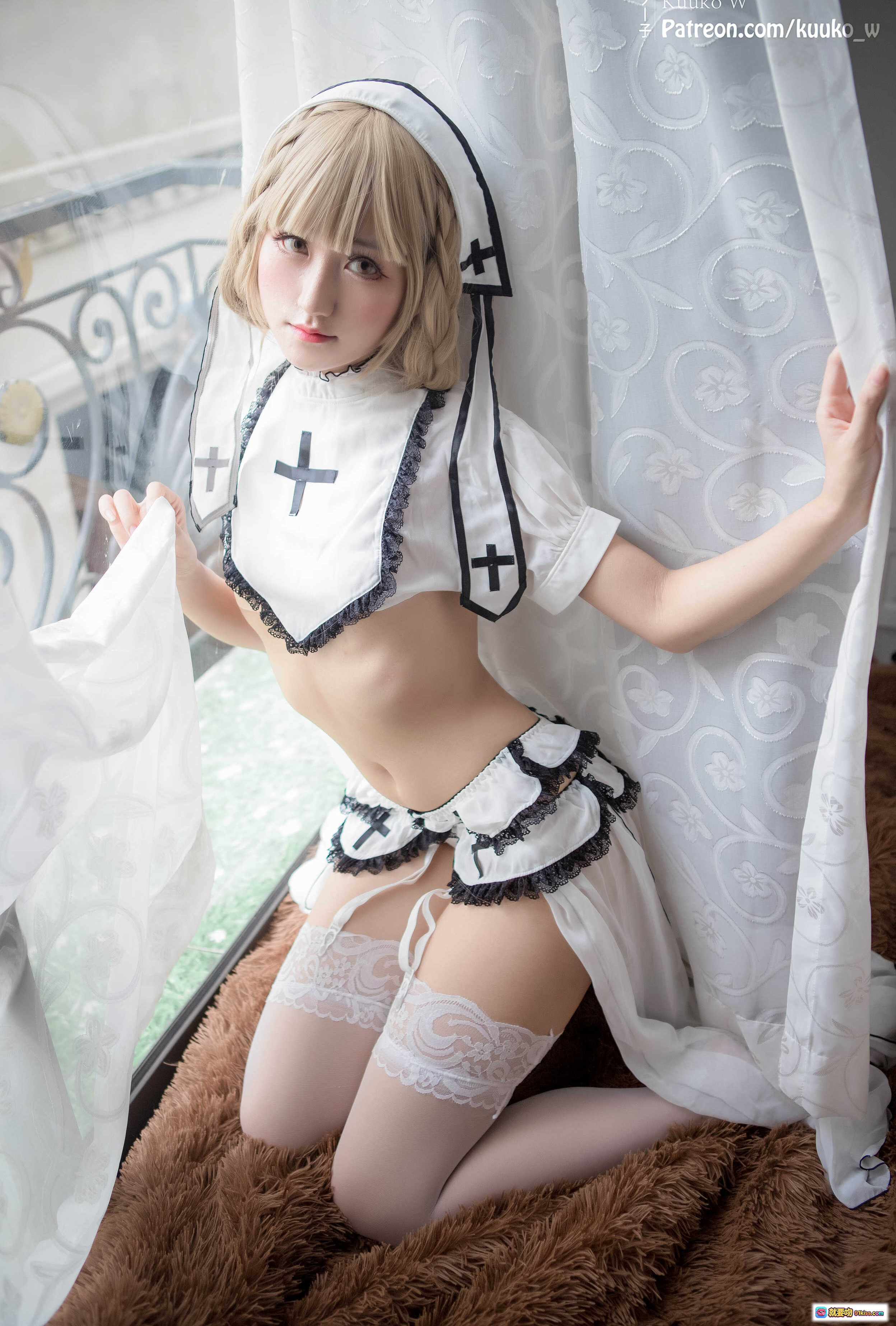 图片[9] - 越南妹KuukoW NO.012白天使Cosplay写真｜性感女仆装+十字架元素+蕾丝边饰+自然光窗边拍摄 - 就要吻