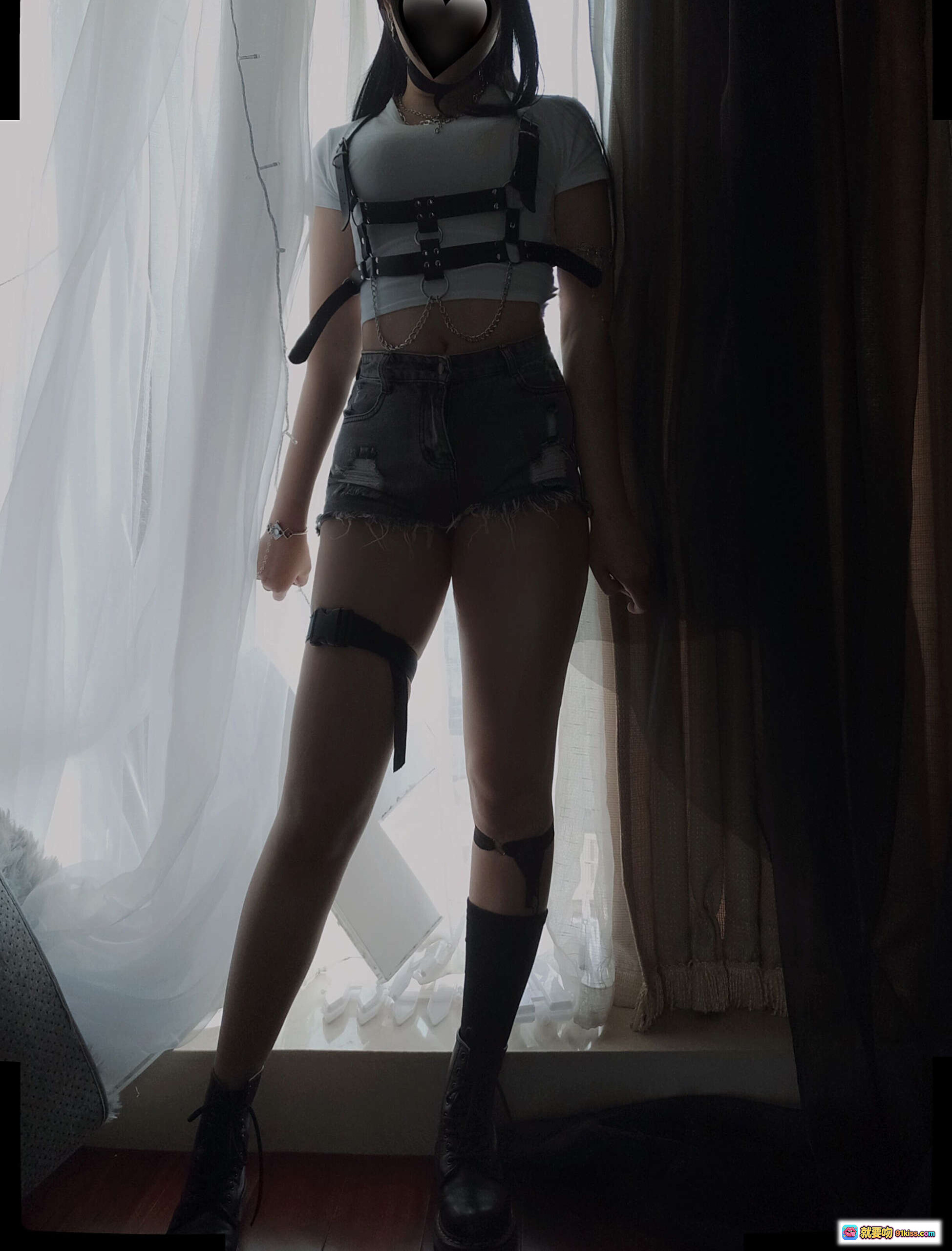 图片[5] - 小容仔咕咕咕w NO.005 白T黑帽双马尾眼镜链饰cos风少女写真22P - 就要吻