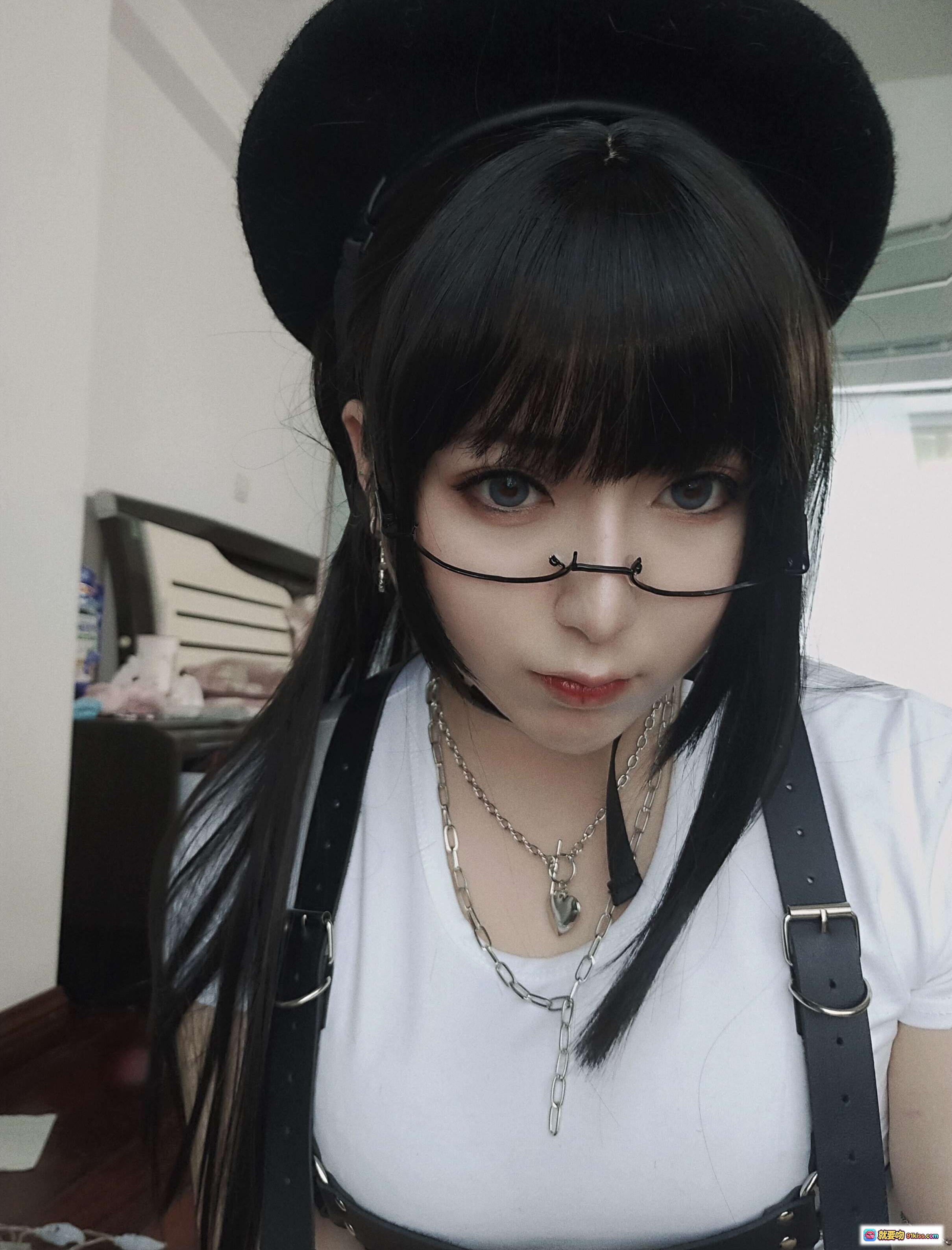 小容仔咕咕咕w NO.005 白T黑帽双马尾眼镜链饰cos风少女写真22P - 就要吻