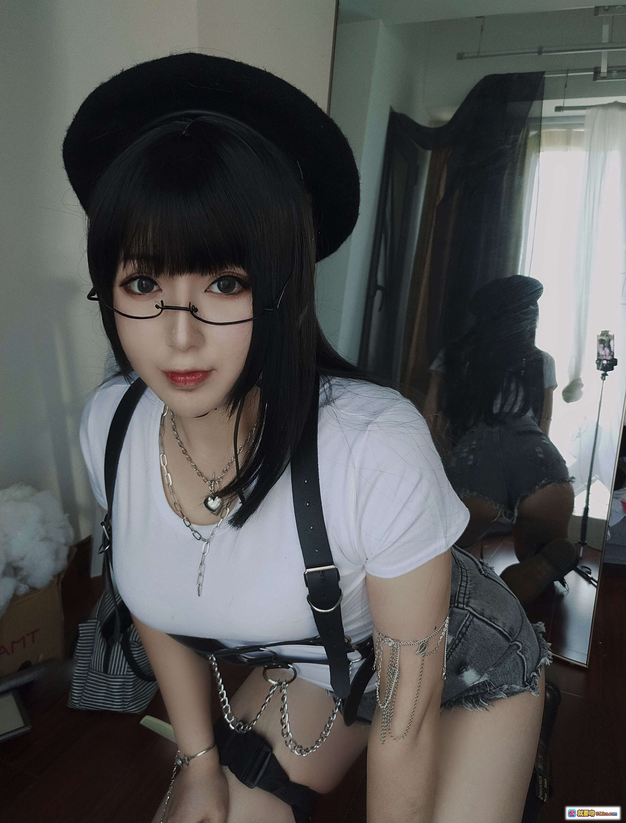 图片[4] - 小容仔咕咕咕w NO.005 白T黑帽双马尾眼镜链饰cos风少女写真22P - 就要吻