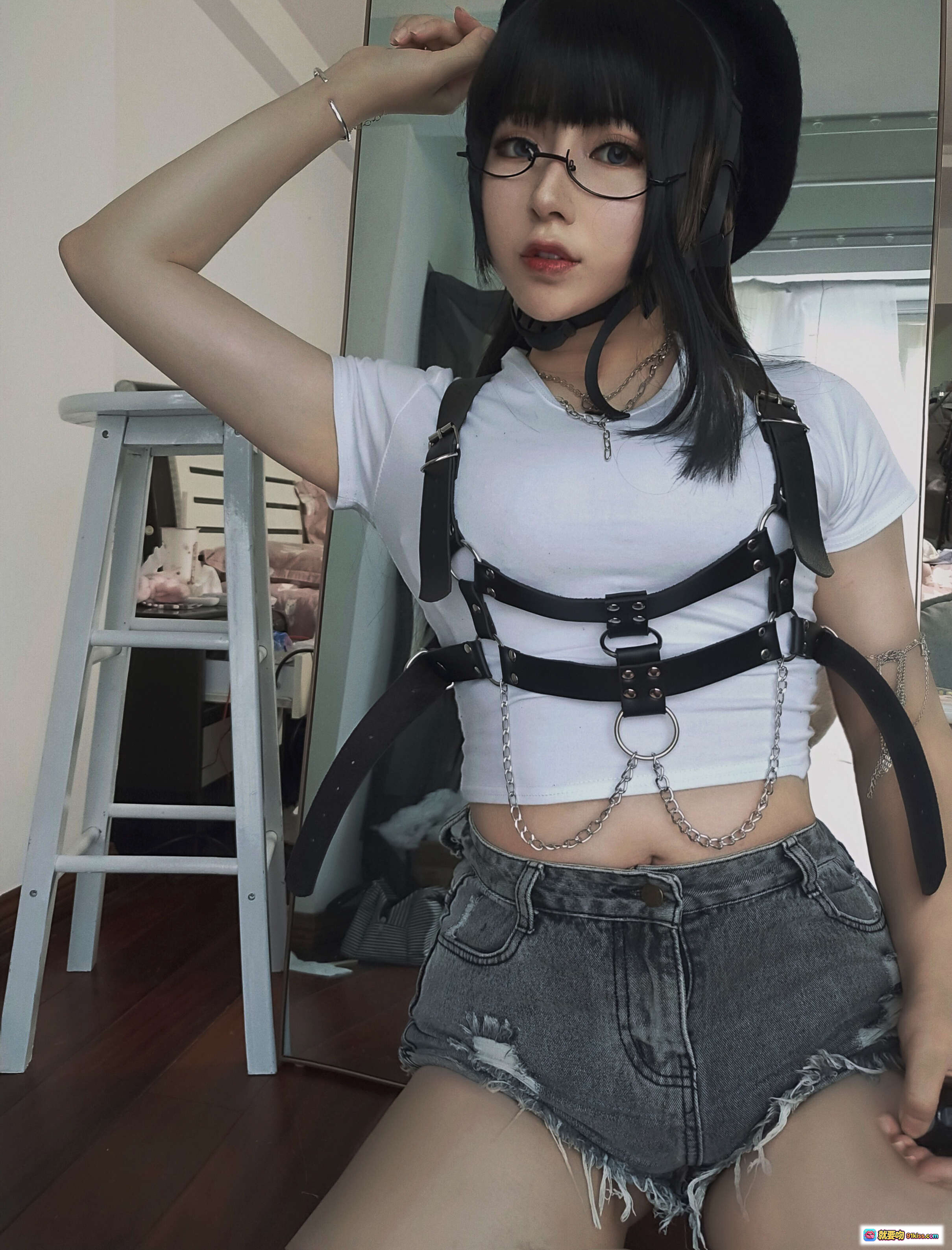 图片[10] - 小容仔咕咕咕w NO.005 白T黑帽双马尾眼镜链饰cos风少女写真22P - 就要吻