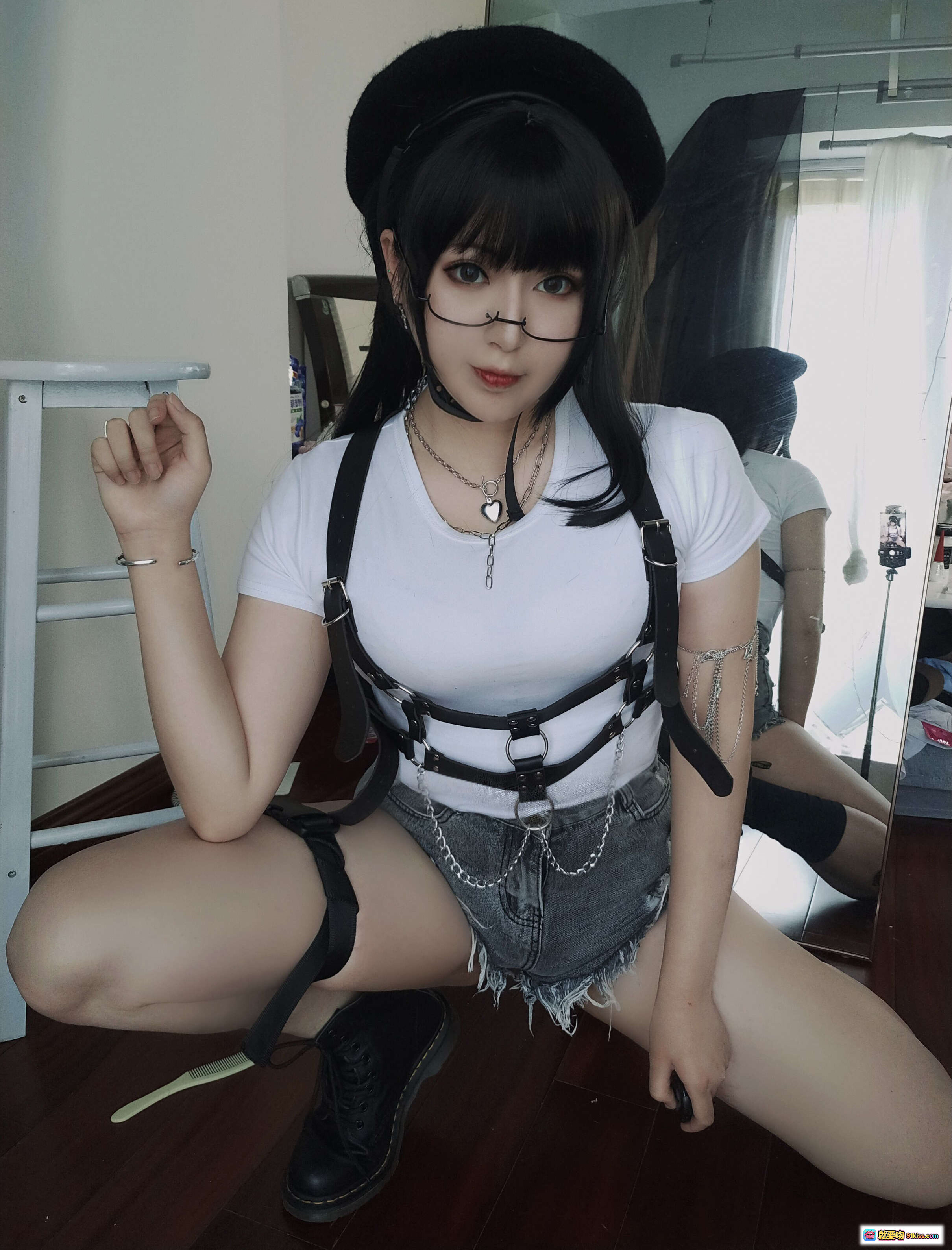 图片[3] - 小容仔咕咕咕w NO.005 白T黑帽双马尾眼镜链饰cos风少女写真22P - 就要吻