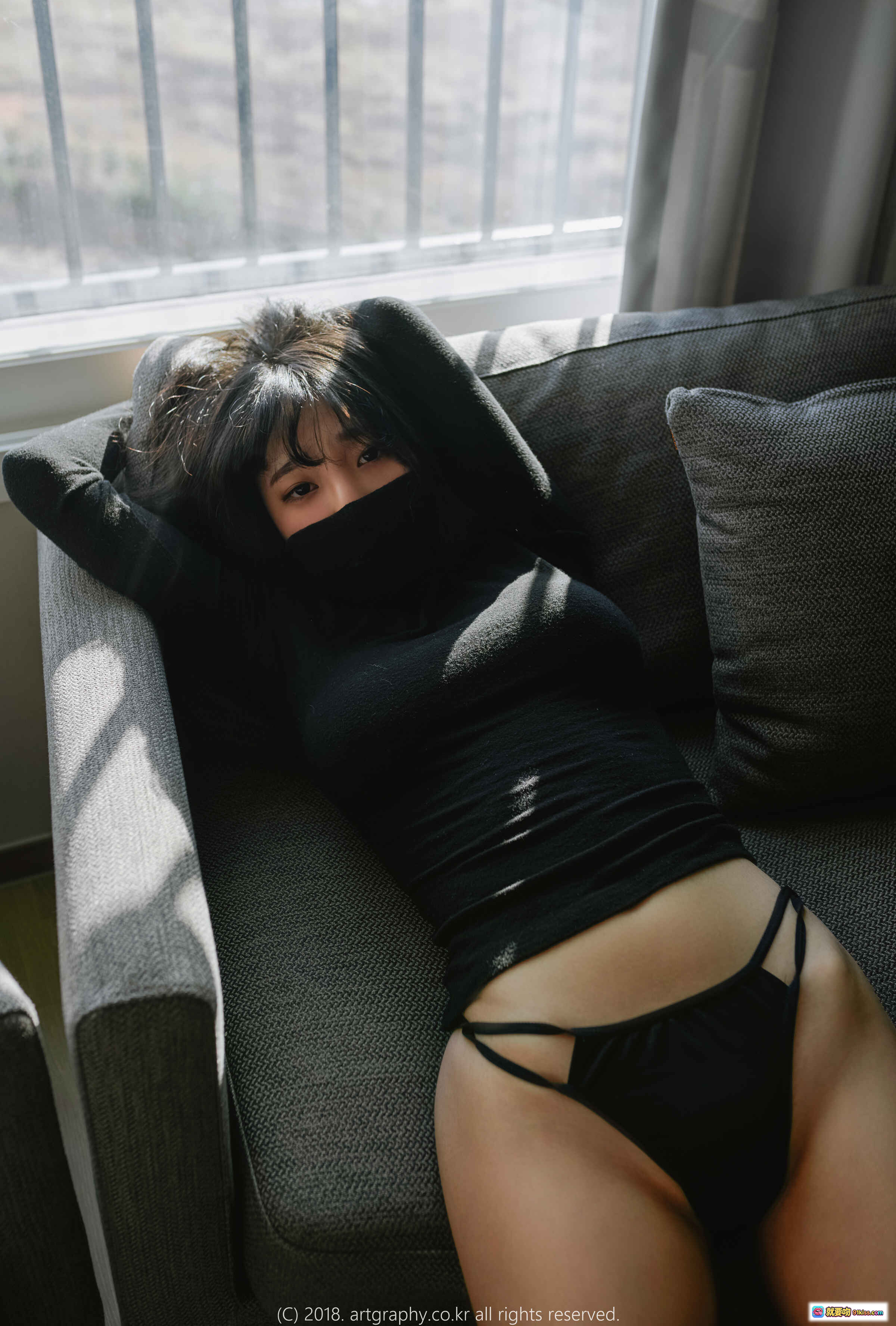 图片[9] - 姜仁卿 NO.009 ARTGRAVIA_VOL45 | 黑色紧身衣室内光影写真 | 沙发旁侧卧姿态 | 自然光斑艺术摄影 | 高质感私房人像 - 就要吻