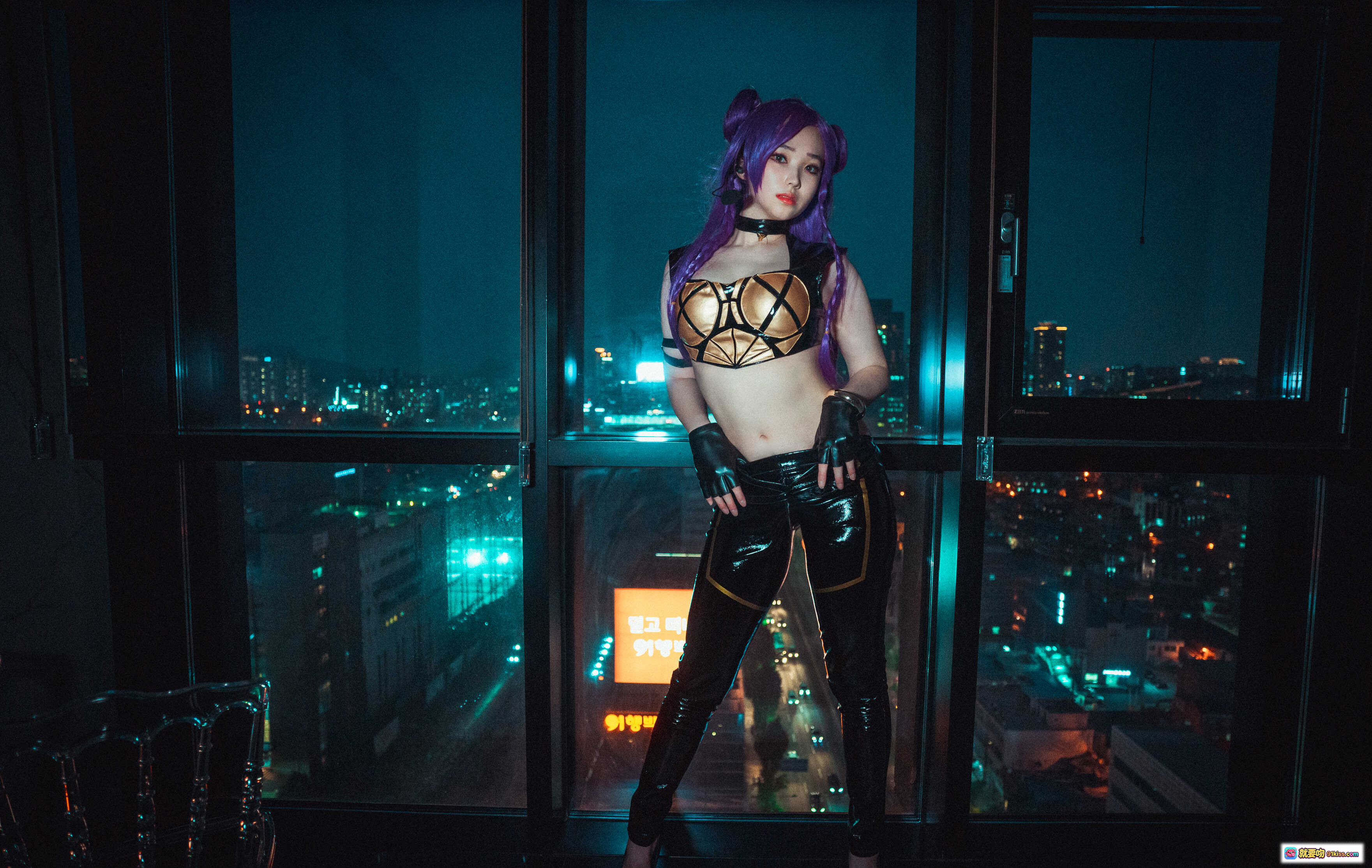 Bambi DJAWA KDA Kaisa Cosplay 紫发夜景都市风 亮面皮裤金属胸衣 高楼窗边性感写真 - 就要吻