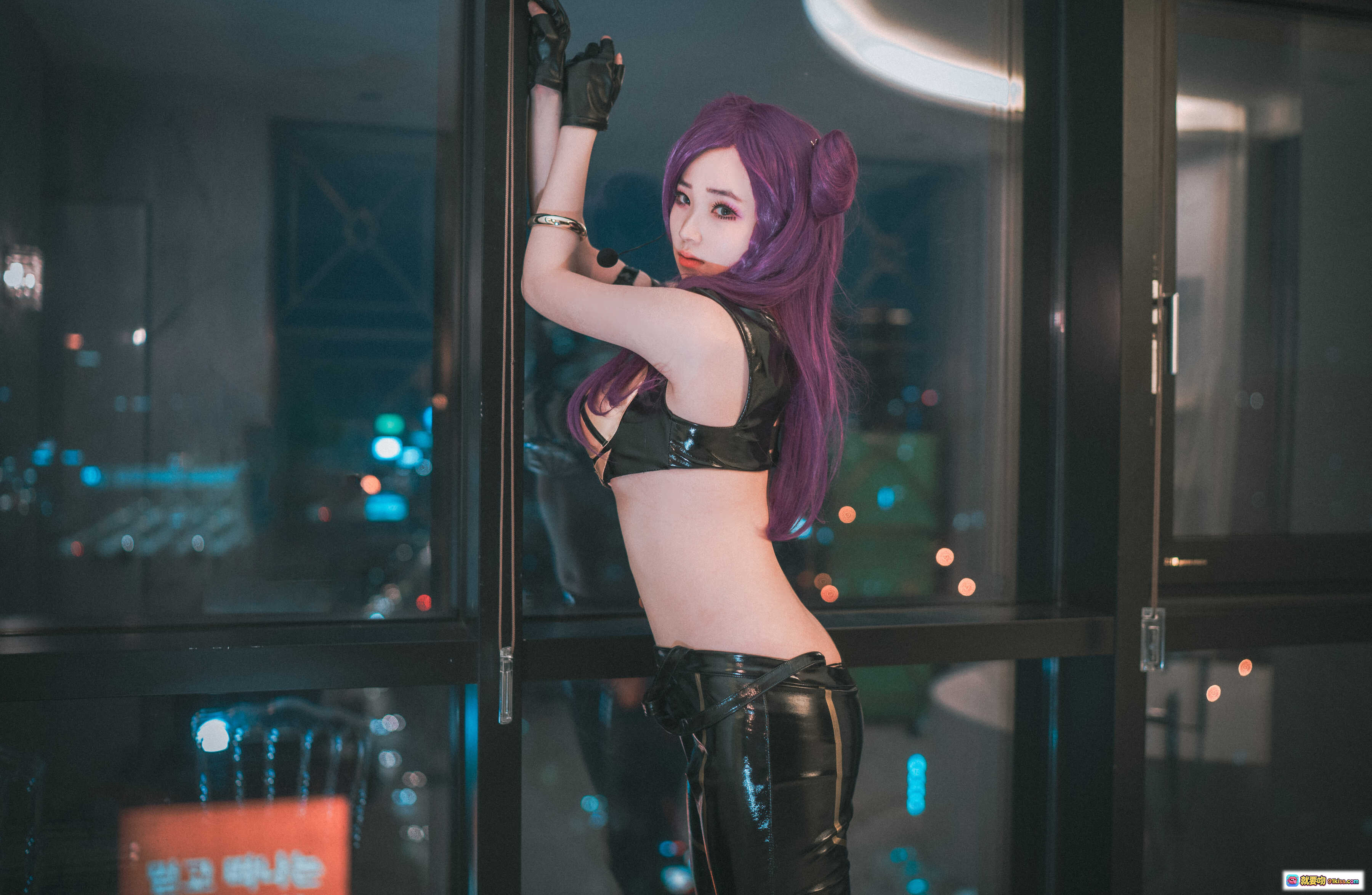 图片[7] - Bambi DJAWA KDA Kaisa Cosplay 紫发夜景都市风 亮面皮裤金属胸衣 高楼窗边性感写真 - 就要吻