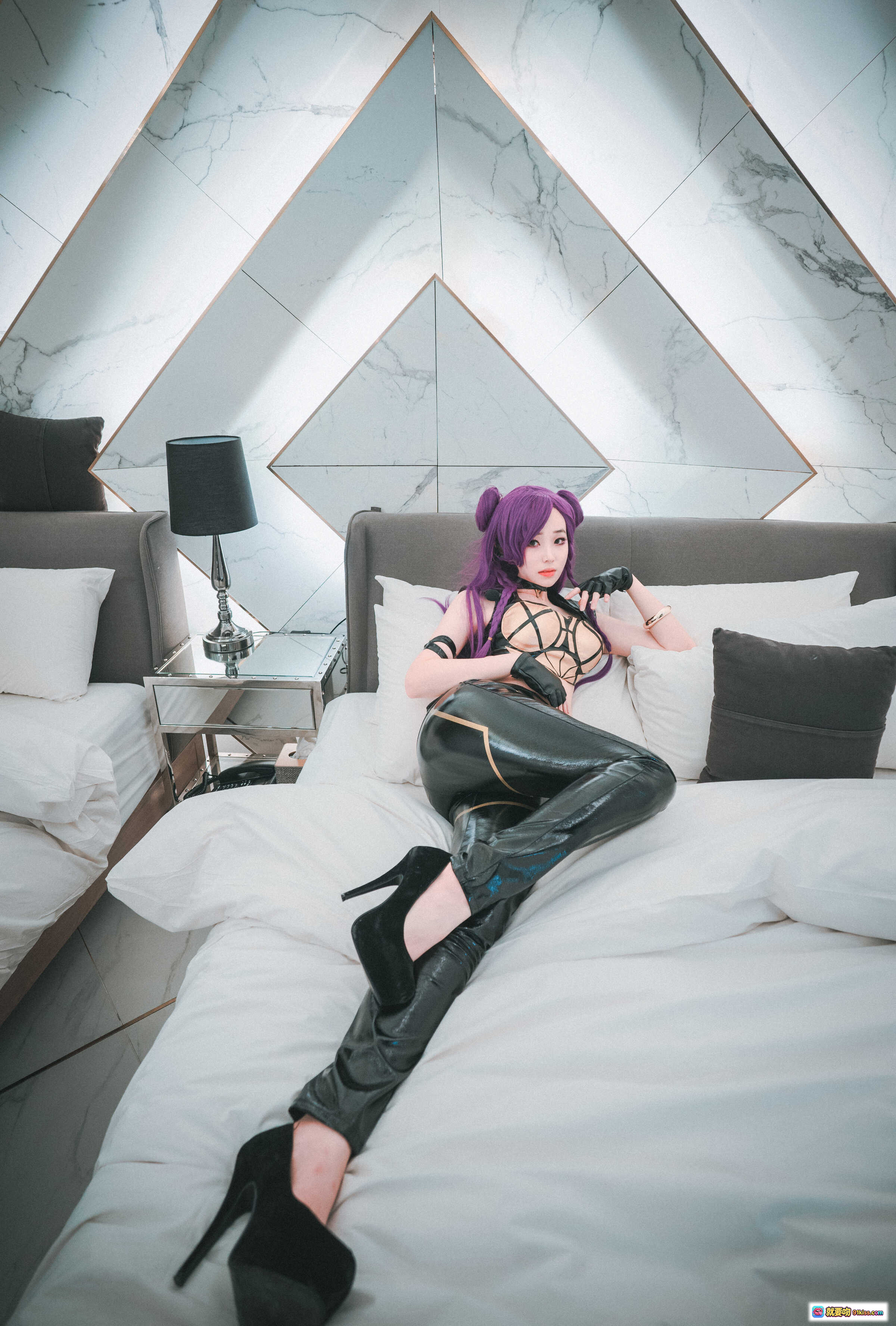 图片[6] - Bambi DJAWA KDA Kaisa Cosplay 紫发夜景都市风 亮面皮裤金属胸衣 高楼窗边性感写真 - 就要吻