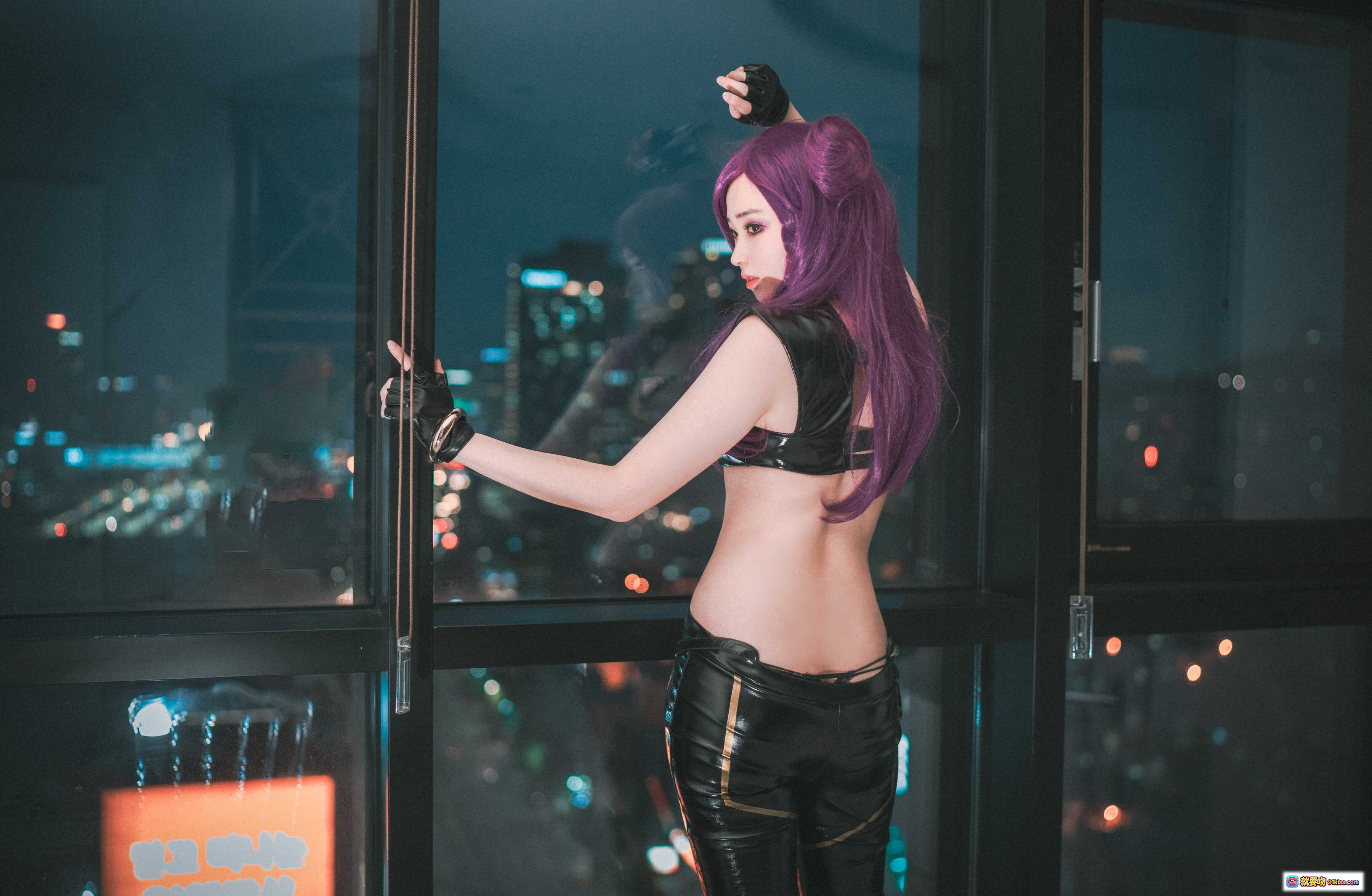 图片[4] - Bambi DJAWA KDA Kaisa Cosplay 紫发夜景都市风 亮面皮裤金属胸衣 高楼窗边性感写真 - 就要吻