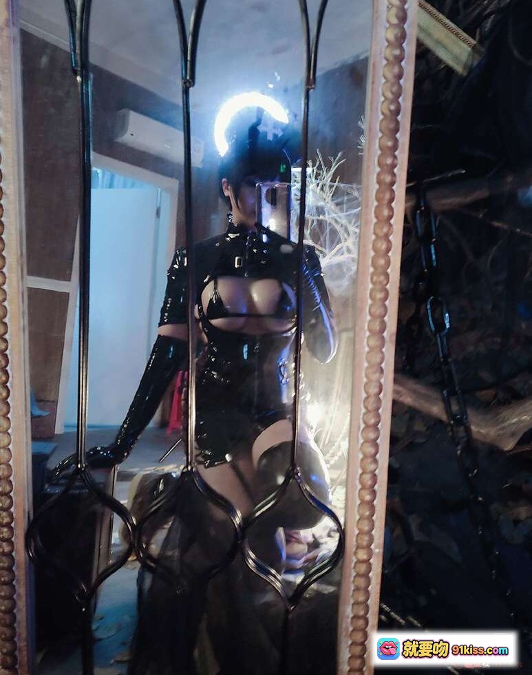 黑暗护士小容仔咕咕咕w NO.001 58P高清写真 黑色乳胶紧身衣 性感哥特风镜前自拍 747MB大容量收藏版 - 就要吻