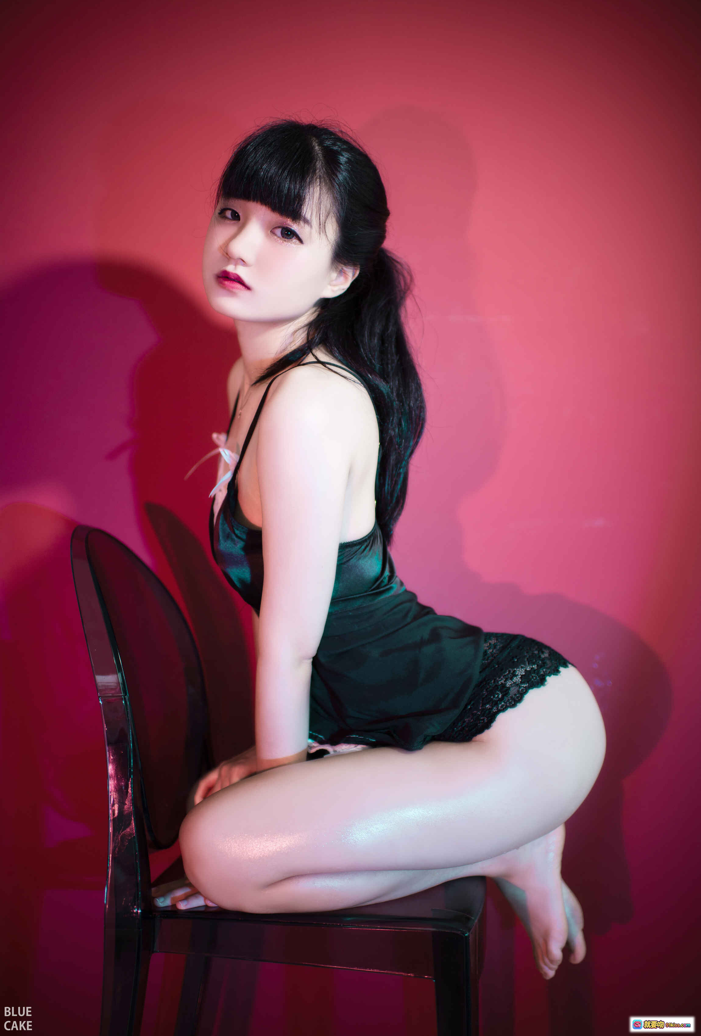 图片[1] - 韩国正妹Jenny性感写真 – BLUECAKE出品 黑色蕾丝吊带裙 红色背景美腿坐姿诱惑大片 - 就要吻
