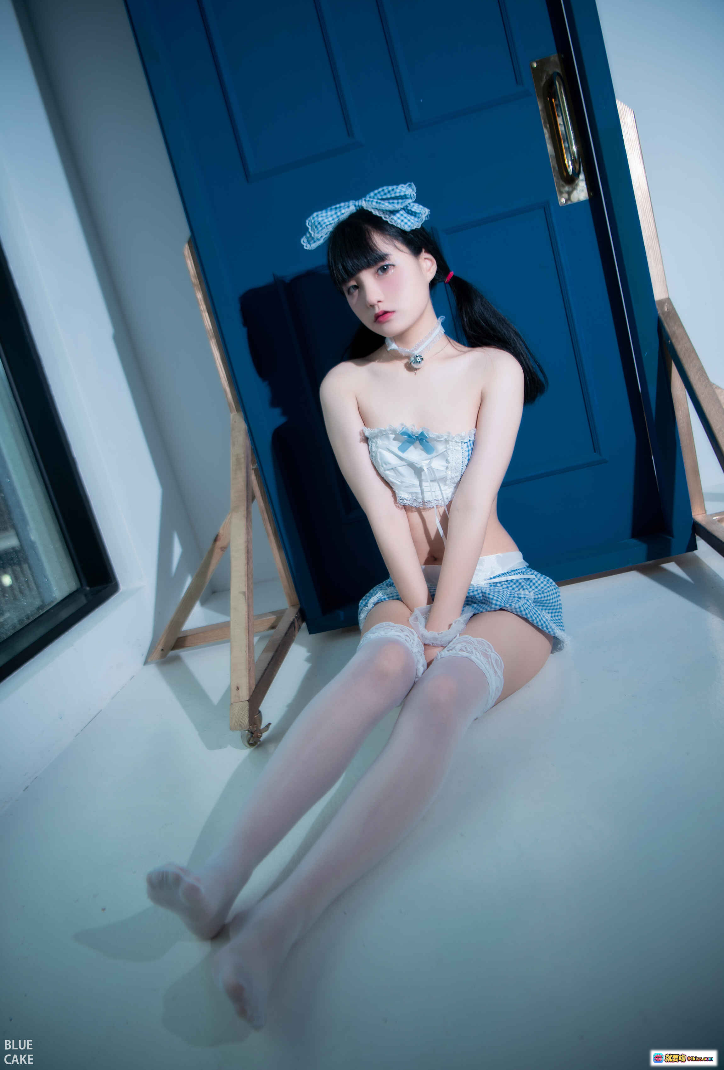 图片[7] - 韩国正妹Jenny性感写真 – BLUECAKE出品 黑色蕾丝吊带裙 红色背景美腿坐姿诱惑大片 - 就要吻