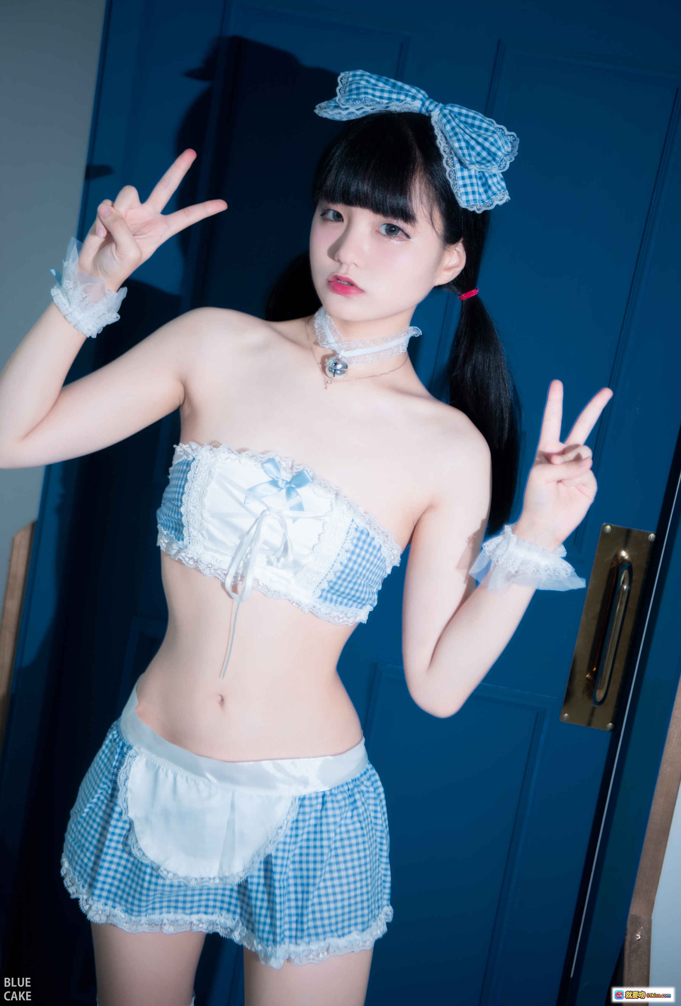 图片[9] - 韩国正妹Jenny性感写真 – BLUECAKE出品 黑色蕾丝吊带裙 红色背景美腿坐姿诱惑大片 - 就要吻