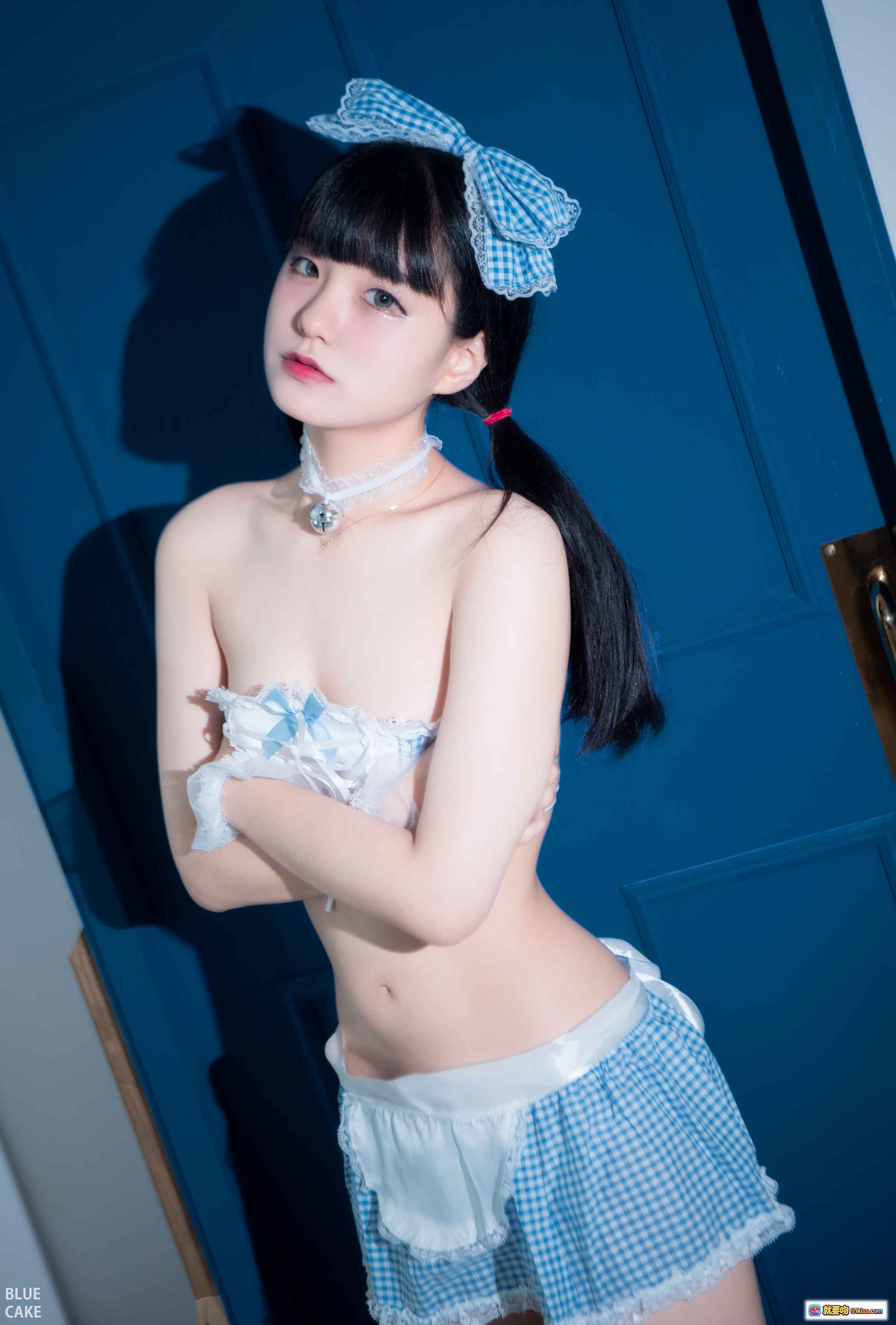 图片[4] - 韩国正妹Jenny性感写真 – BLUECAKE出品 黑色蕾丝吊带裙 红色背景美腿坐姿诱惑大片 - 就要吻