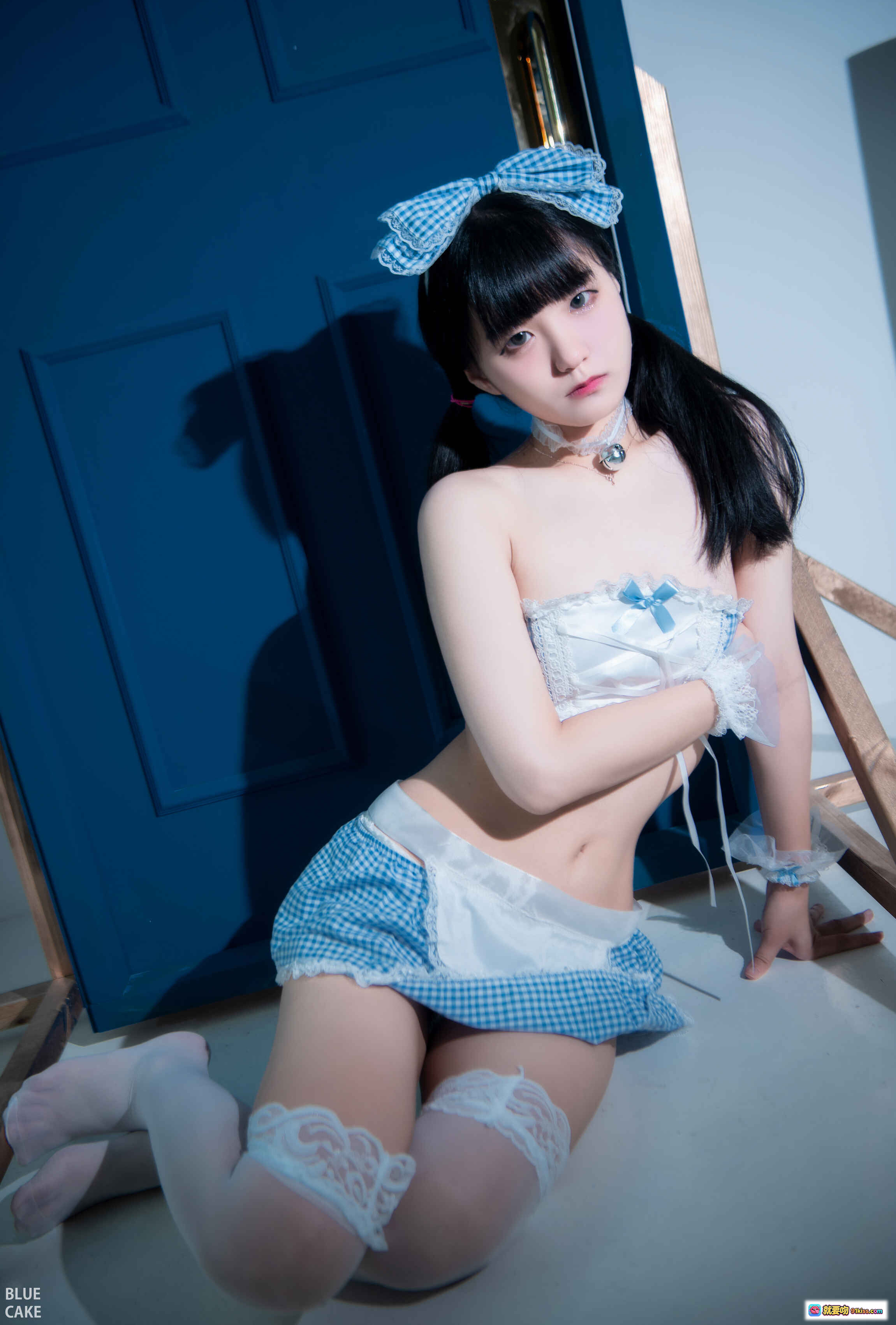 图片[10] - 韩国正妹Jenny性感写真 – BLUECAKE出品 黑色蕾丝吊带裙 红色背景美腿坐姿诱惑大片 - 就要吻