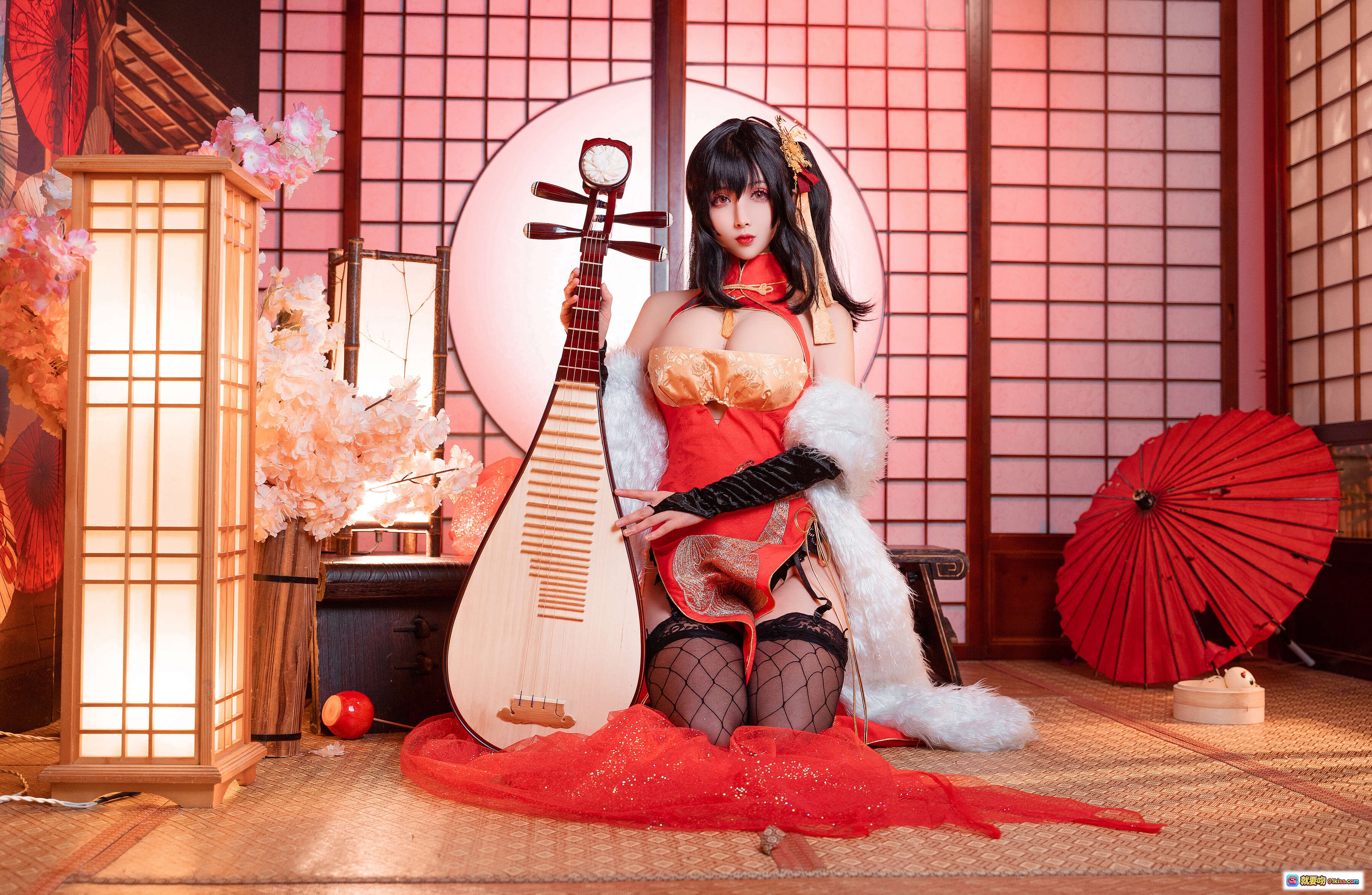 图片[9] - rioko凉凉子NO.033大凤旗袍写真｜红黑丝袜日式和风Cosplay｜古风乐器场景美图 - 就要吻