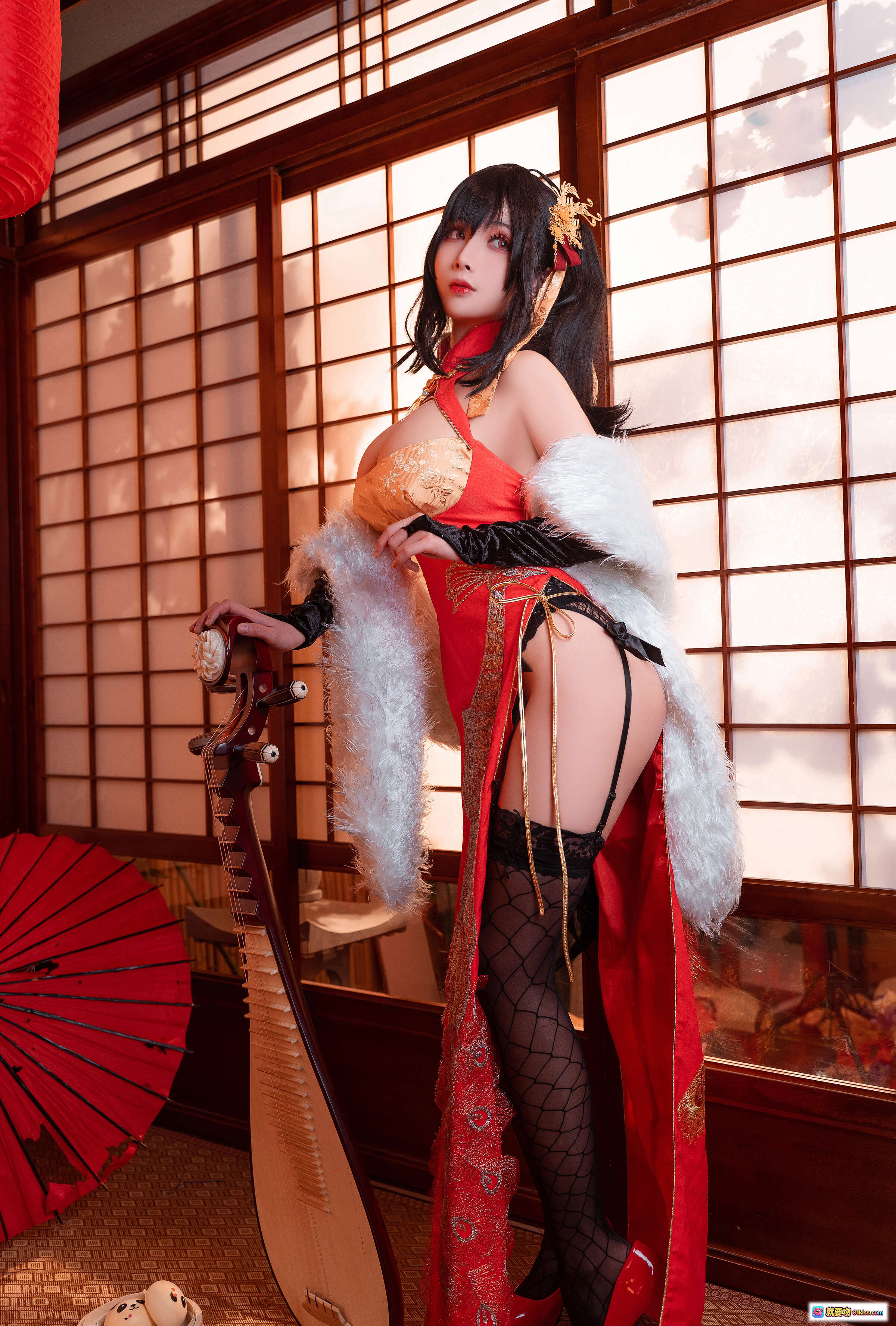 图片[5] - rioko凉凉子NO.033大凤旗袍写真｜红黑丝袜日式和风Cosplay｜古风乐器场景美图 - 就要吻