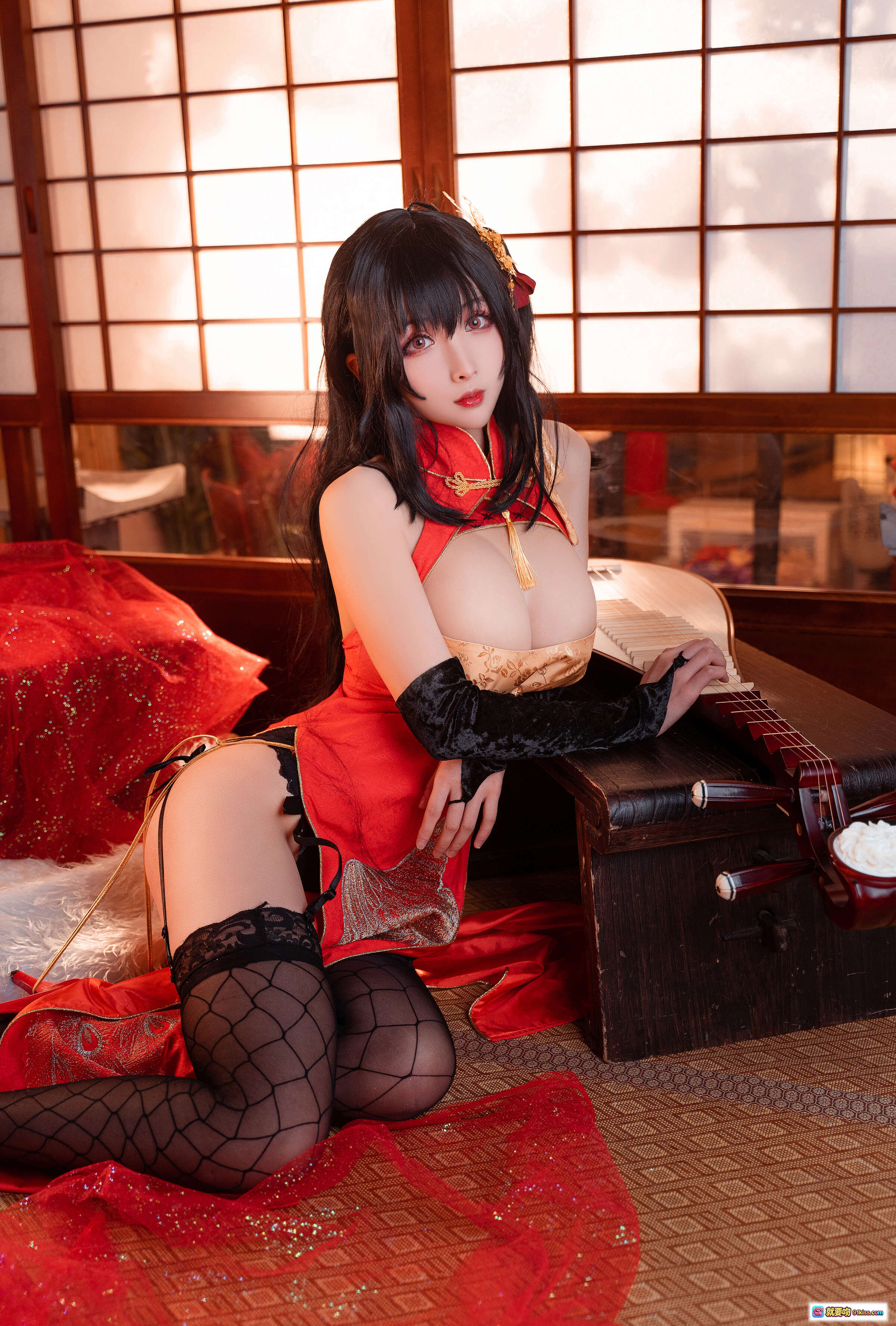 rioko凉凉子NO.033大凤旗袍写真｜红黑丝袜日式和风Cosplay｜古风乐器场景美图 - 就要吻