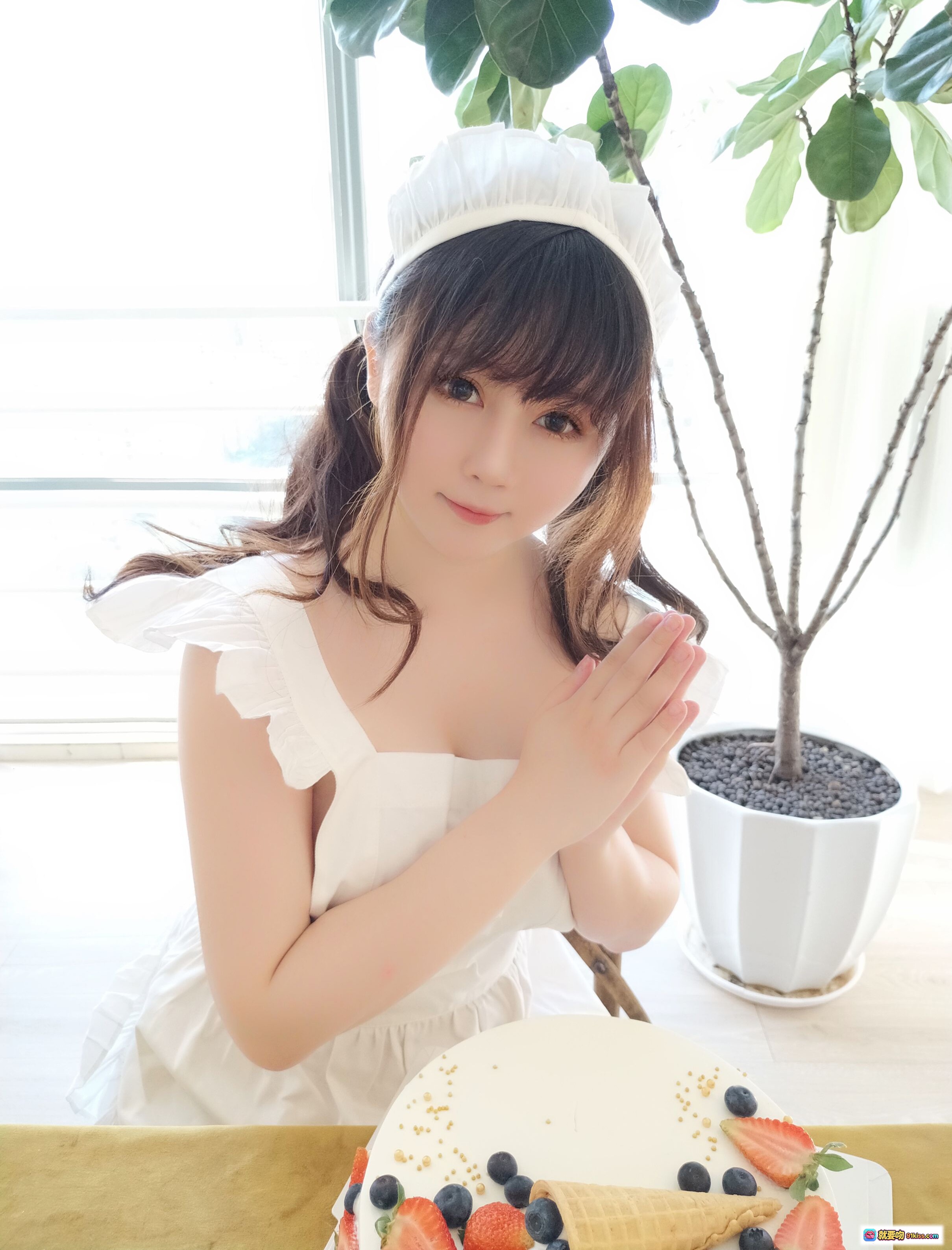 图片[1] - 依酱吖NO.030小厨娘写真｜白色女仆装甜美少女蛋糕水果下午茶清新室内拍摄40P高清图集 - 就要吻