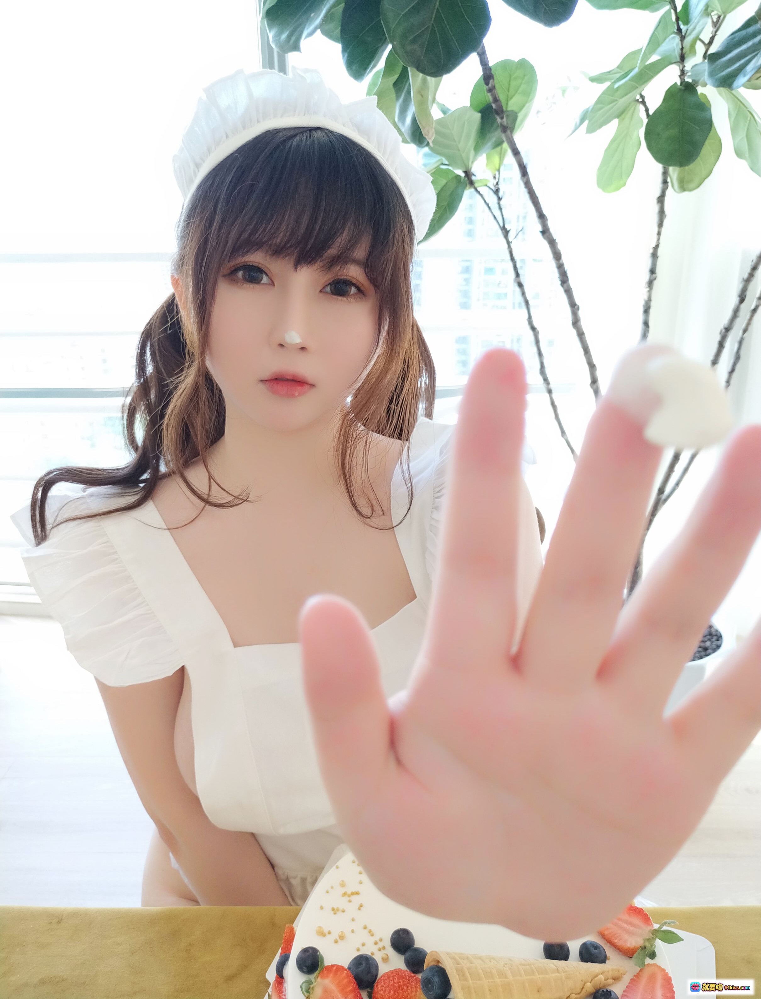 图片[8] - 依酱吖NO.030小厨娘写真｜白色女仆装甜美少女蛋糕水果下午茶清新室内拍摄40P高清图集 - 就要吻