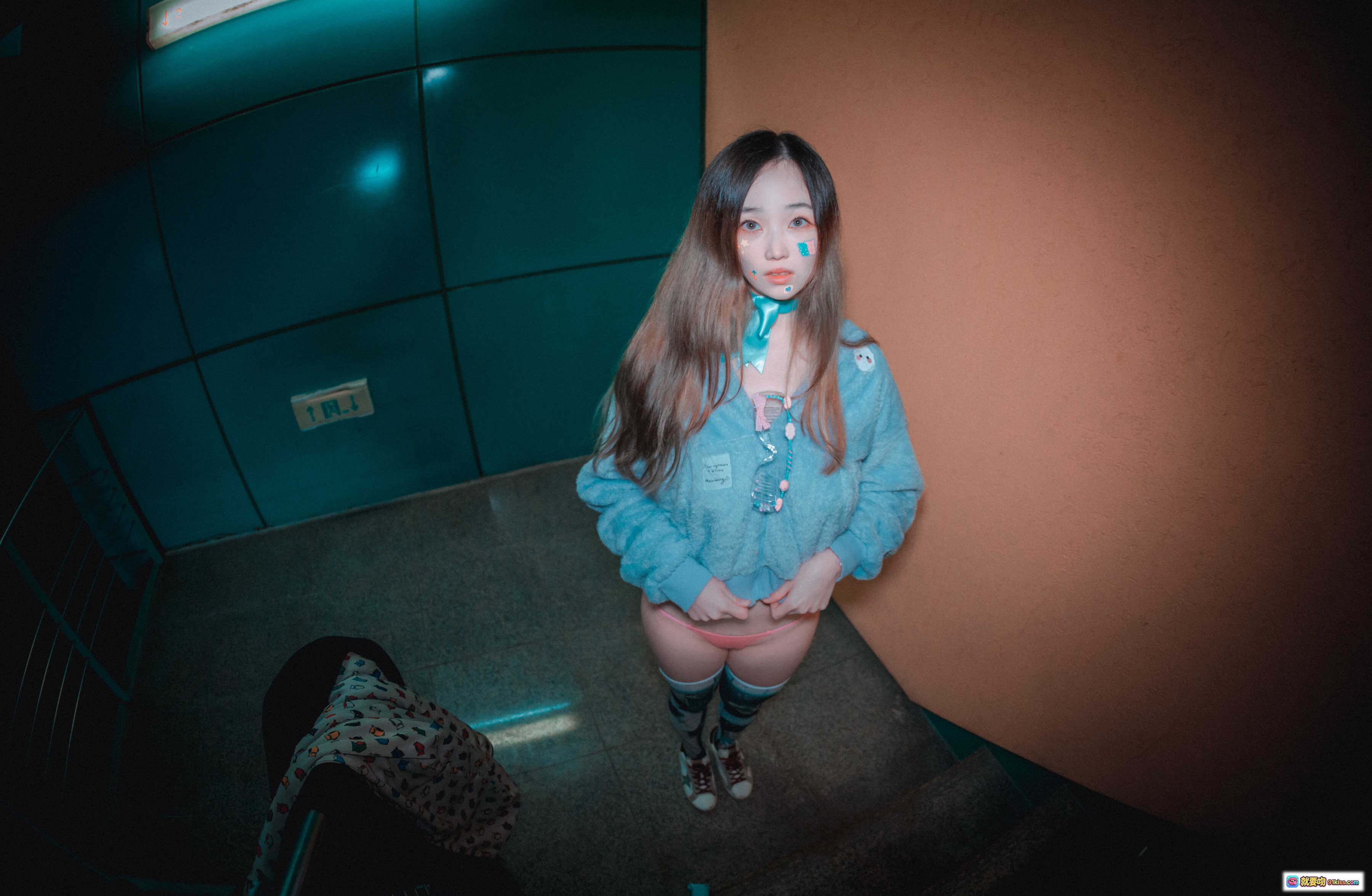 图片[4] - Bambi [DJAWA] Nightcrawler 夜拍写真｜粉紫毛衣+猫纹长裙+印花丝袜+水枪道具｜秋夜树林氛围感穿搭 - 就要吻