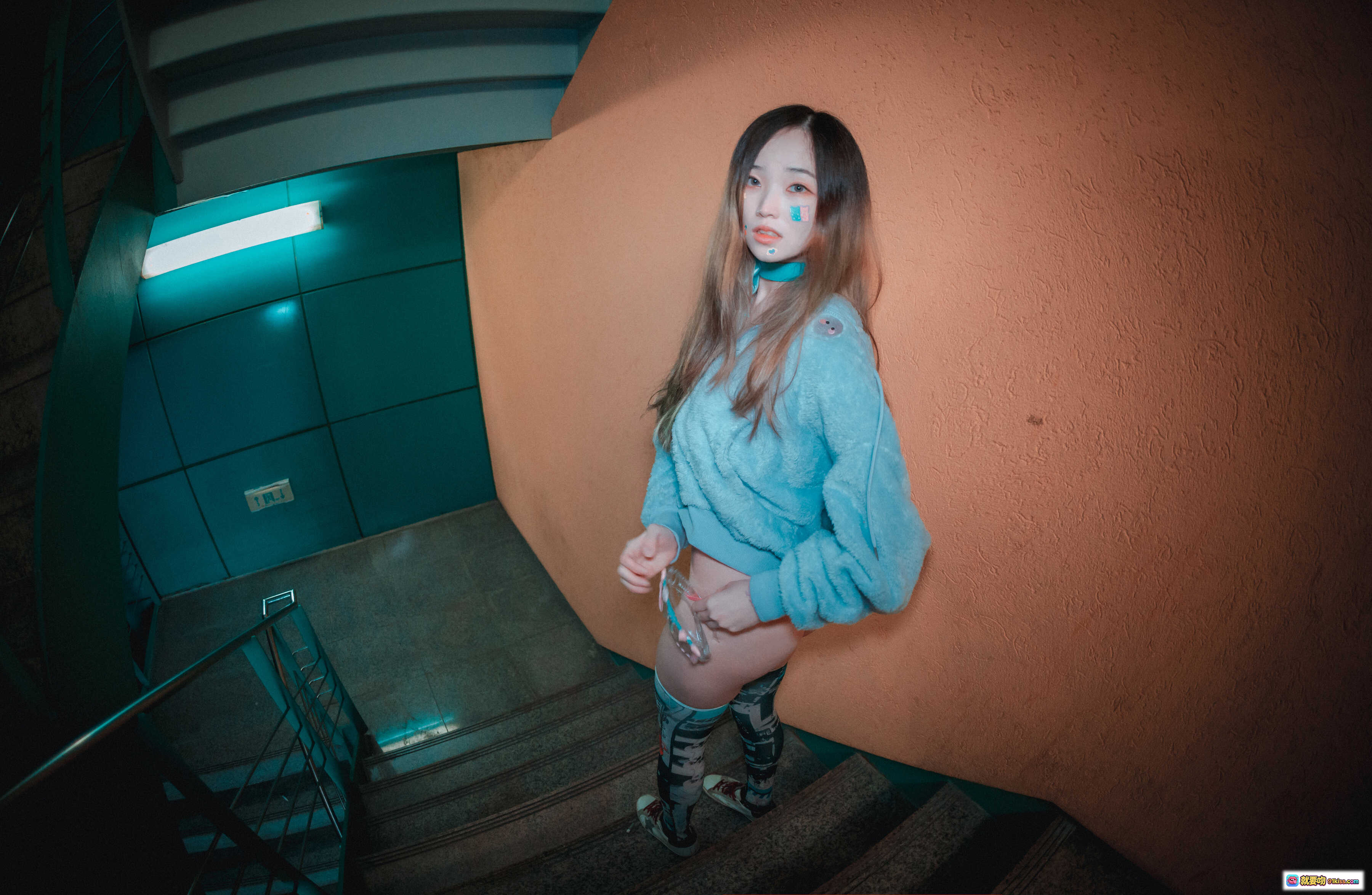 图片[9] - Bambi [DJAWA] Nightcrawler 夜拍写真｜粉紫毛衣+猫纹长裙+印花丝袜+水枪道具｜秋夜树林氛围感穿搭 - 就要吻