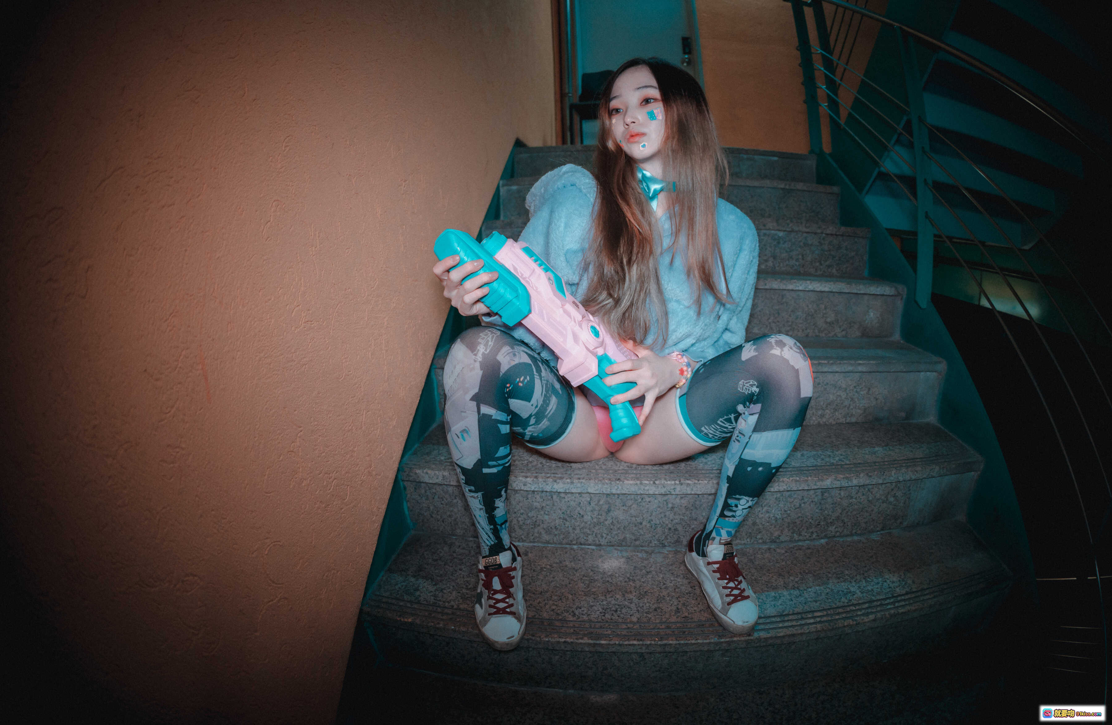 图片[10] - Bambi [DJAWA] Nightcrawler 夜拍写真｜粉紫毛衣+猫纹长裙+印花丝袜+水枪道具｜秋夜树林氛围感穿搭 - 就要吻