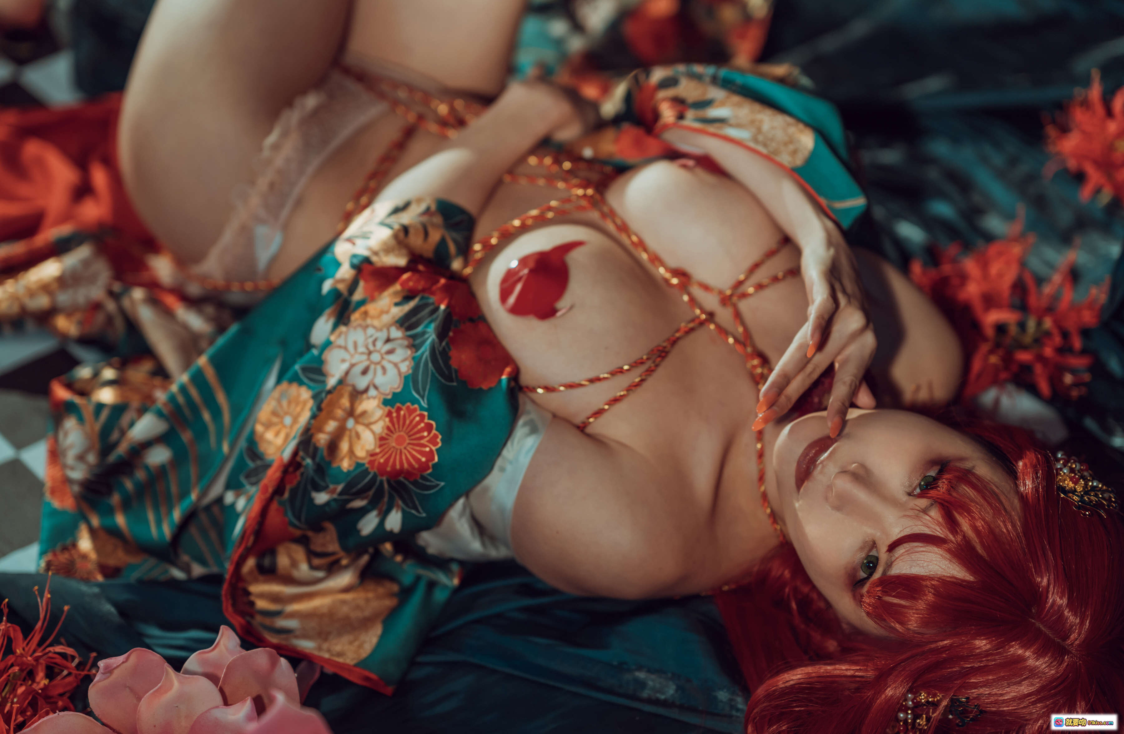 图片[10] - 秋和柯基NO.047和服Cosplay写真｜红发绳艺装饰｜日式花饰点缀｜精致发簪配饰｜优雅坐姿持烟斗｜36P高清图集 - 就要吻