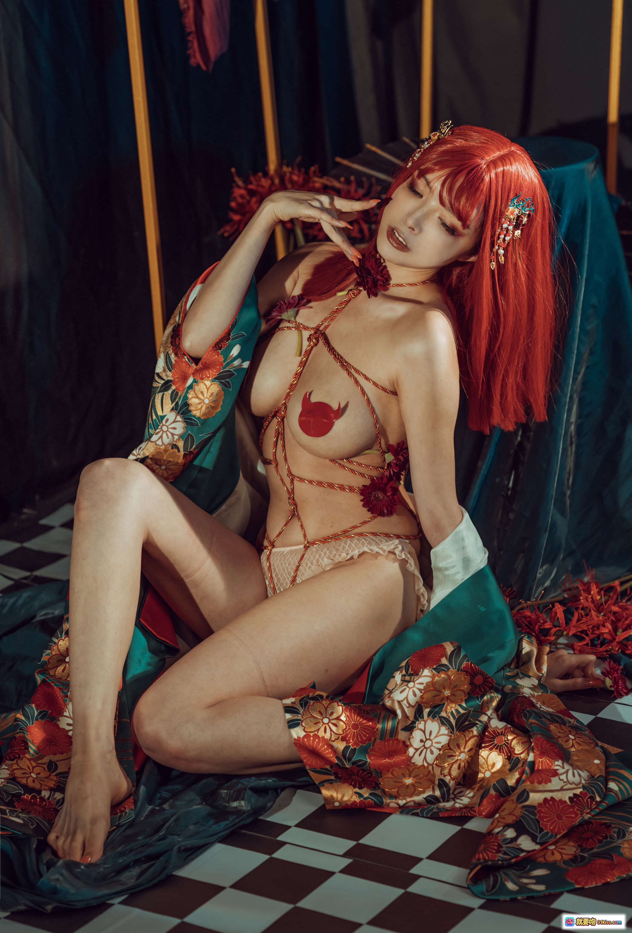 图片[2] - 秋和柯基NO.047和服Cosplay写真｜红发绳艺装饰｜日式花饰点缀｜精致发簪配饰｜优雅坐姿持烟斗｜36P高清图集 - 就要吻