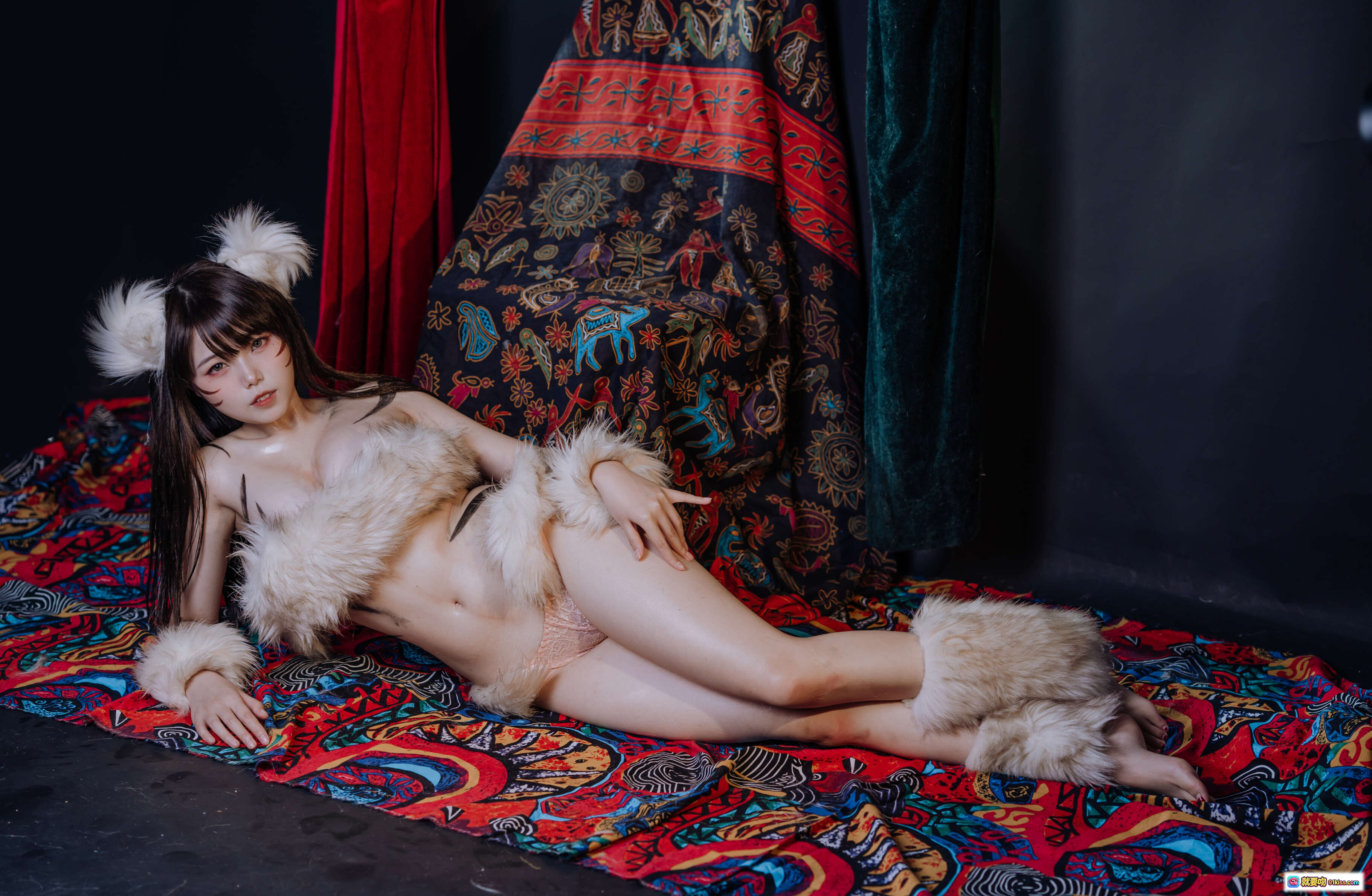 图片[9] - 七月喵子NO.004熊孩子Cosplay写真 | 毛绒兽耳造型+性感露脐装+红绿丝绒背景+异域花纹地毯 | 37P高清图集 - 就要吻