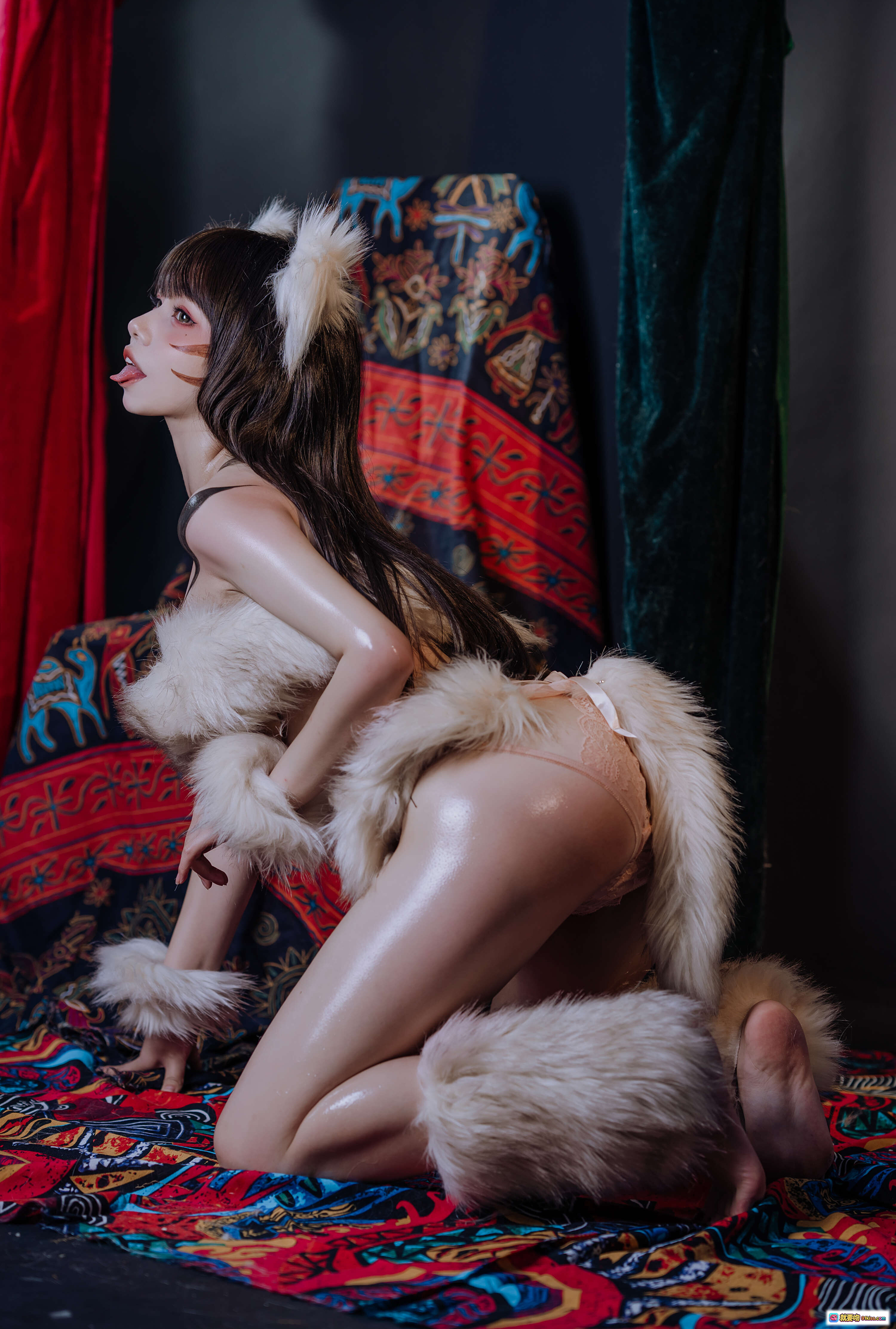 图片[10] - 七月喵子NO.004熊孩子Cosplay写真 | 毛绒兽耳造型+性感露脐装+红绿丝绒背景+异域花纹地毯 | 37P高清图集 - 就要吻