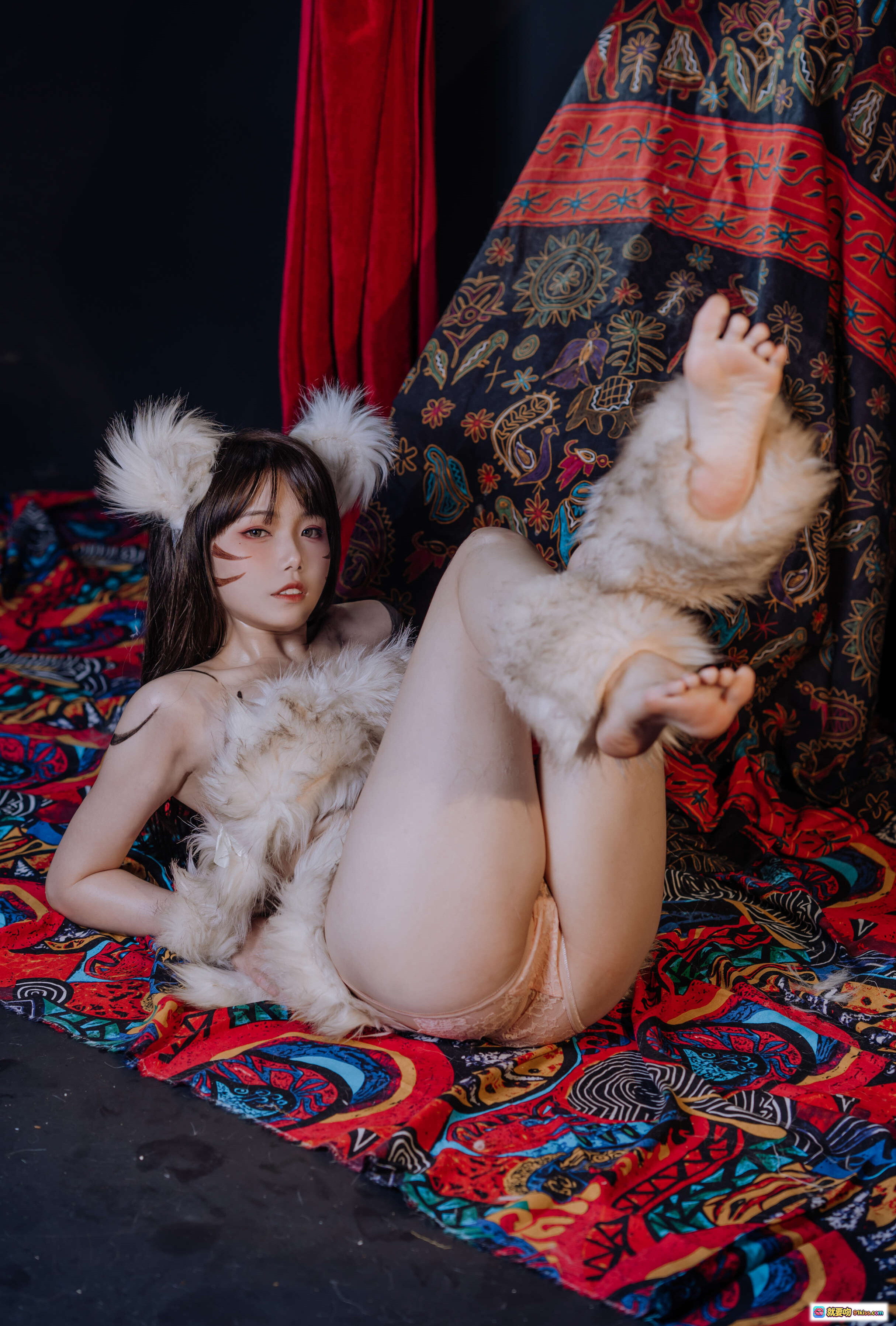 图片[6] - 七月喵子NO.004熊孩子Cosplay写真 | 毛绒兽耳造型+性感露脐装+红绿丝绒背景+异域花纹地毯 | 37P高清图集 - 就要吻