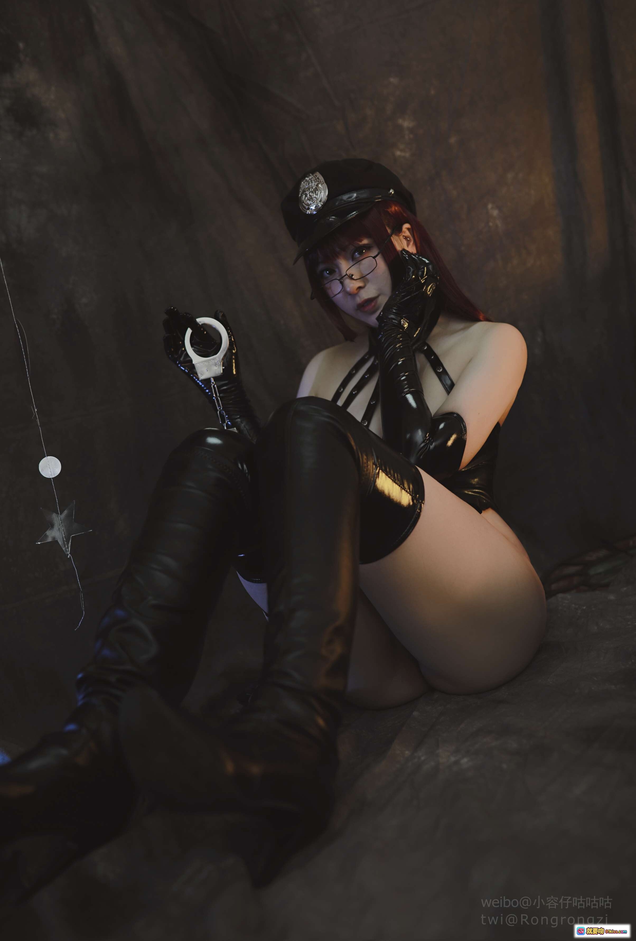 图片[2] - 小容仔咕咕咕W NO.013 突击小女警 黑色皮质内衣+高筒靴 性感美臀写真 65P高清图集 - 就要吻