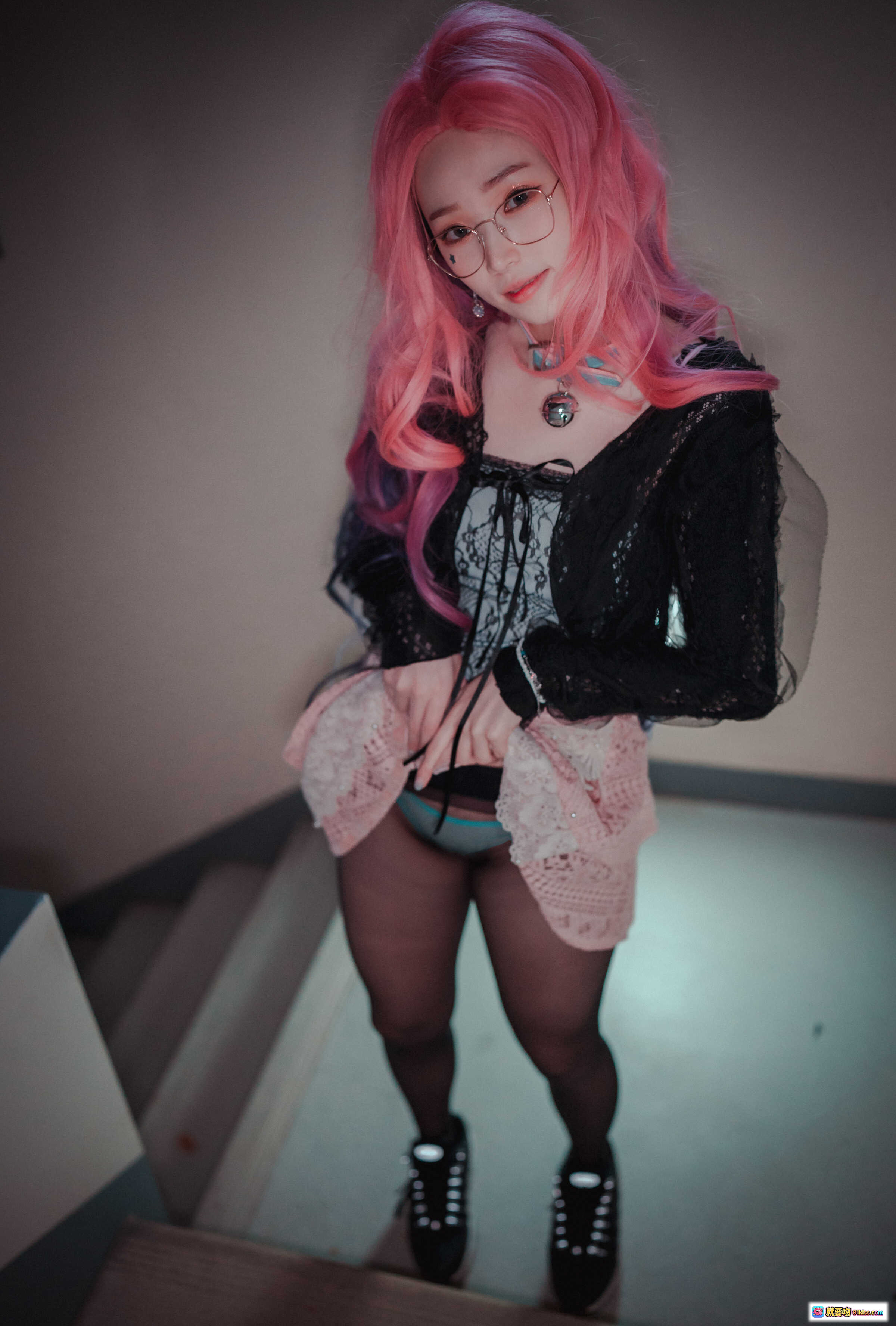 图片[2] - Bambi DJAWA Seraphine Cosplay 粉紫长发 黑蕾丝上衣 蓝色丁字裤 黑丝袜 运动鞋 走廊背影写真 - 就要吻