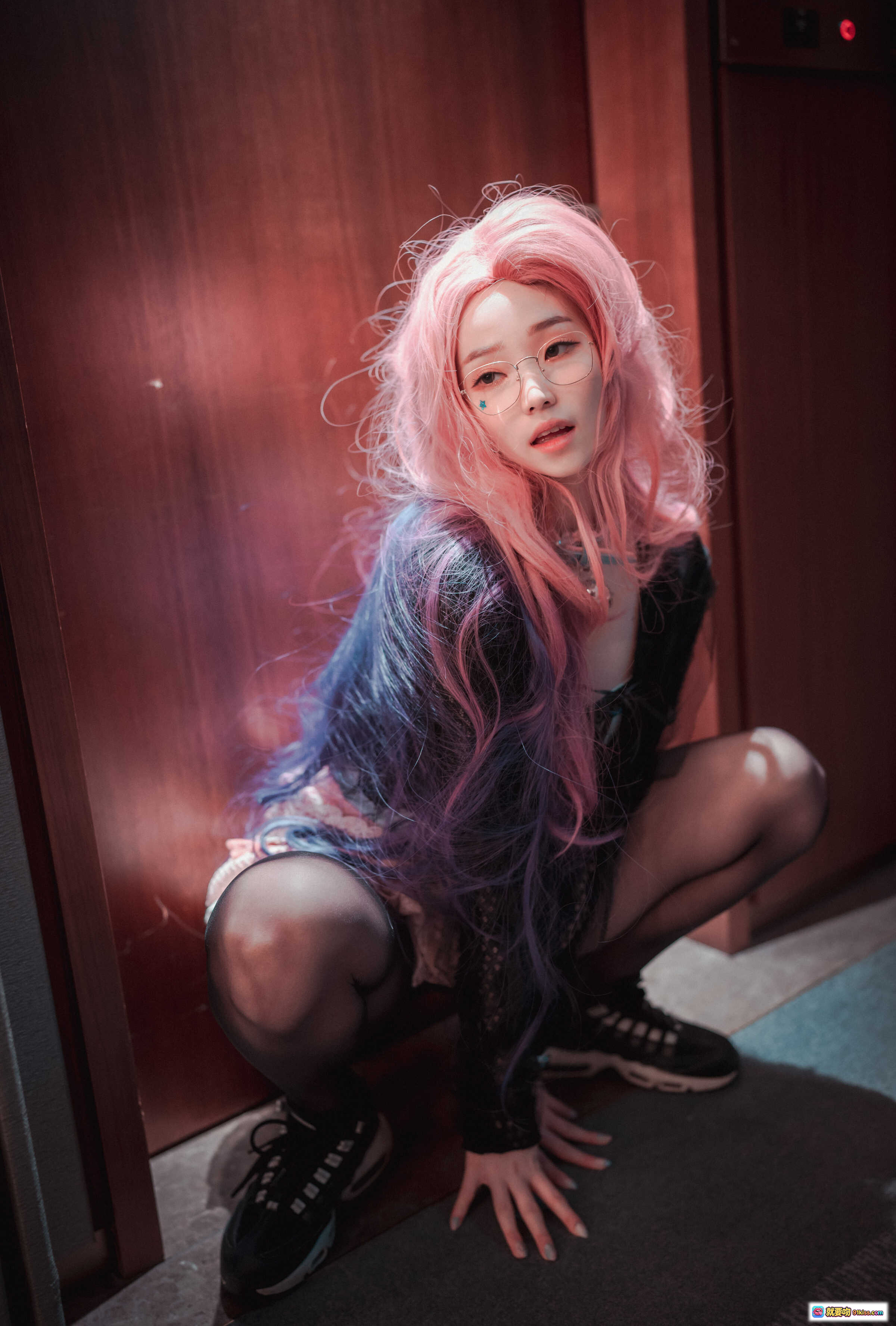 图片[8] - Bambi DJAWA Seraphine Cosplay 粉紫长发 黑蕾丝上衣 蓝色丁字裤 黑丝袜 运动鞋 走廊背影写真 - 就要吻