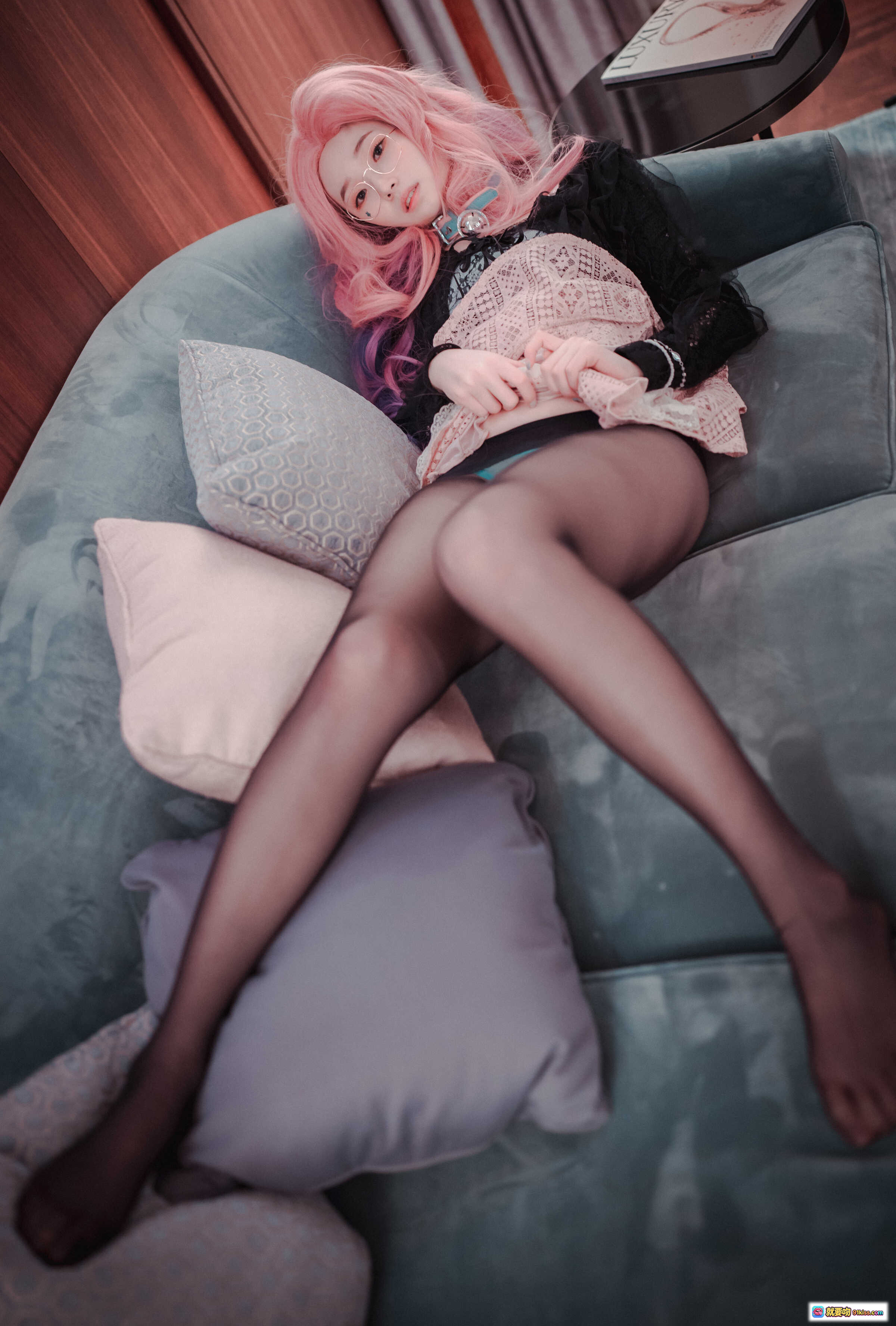 图片[7] - Bambi DJAWA Seraphine Cosplay 粉紫长发 黑蕾丝上衣 蓝色丁字裤 黑丝袜 运动鞋 走廊背影写真 - 就要吻