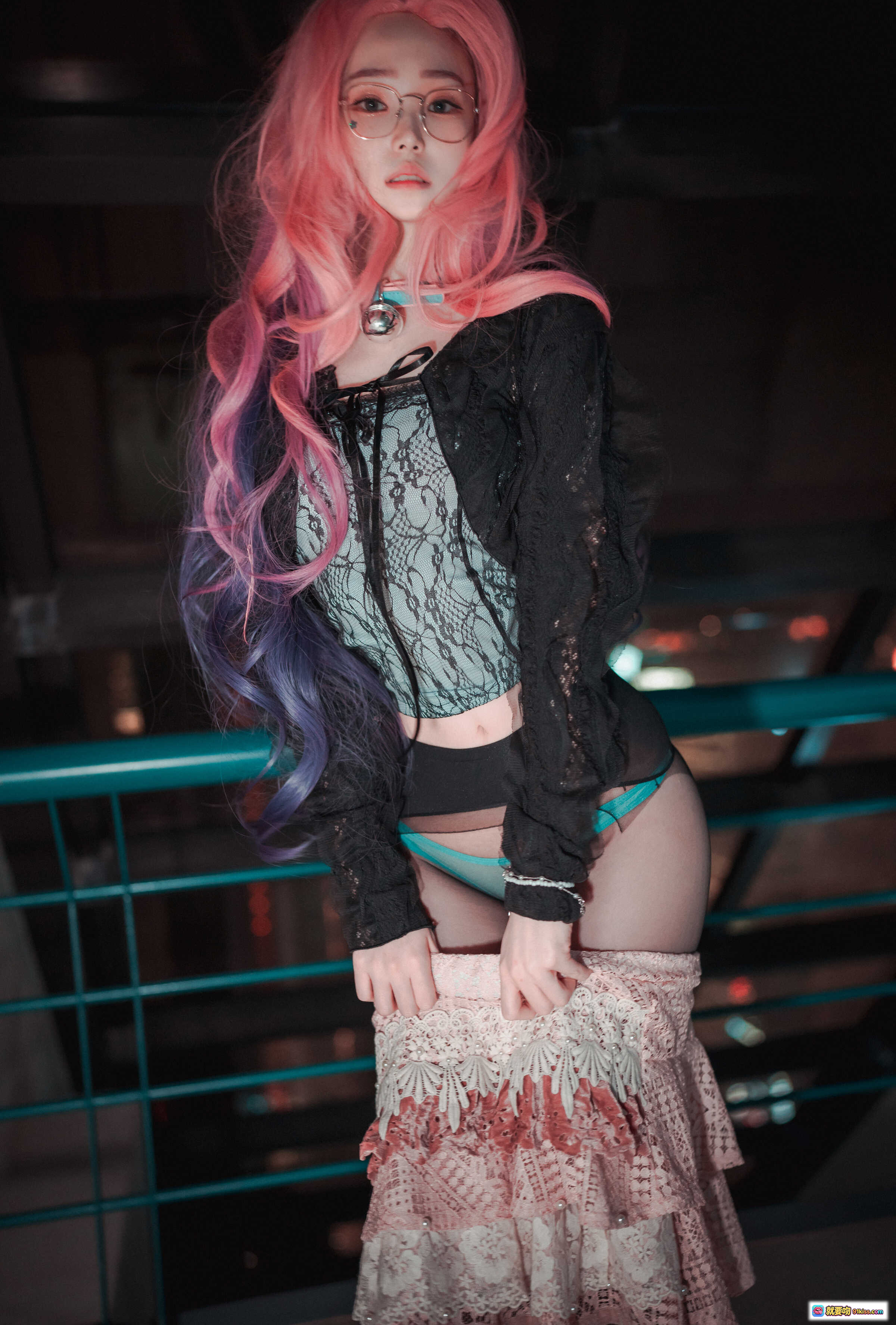 图片[10] - Bambi DJAWA Seraphine Cosplay 粉紫长发 黑蕾丝上衣 蓝色丁字裤 黑丝袜 运动鞋 走廊背影写真 - 就要吻