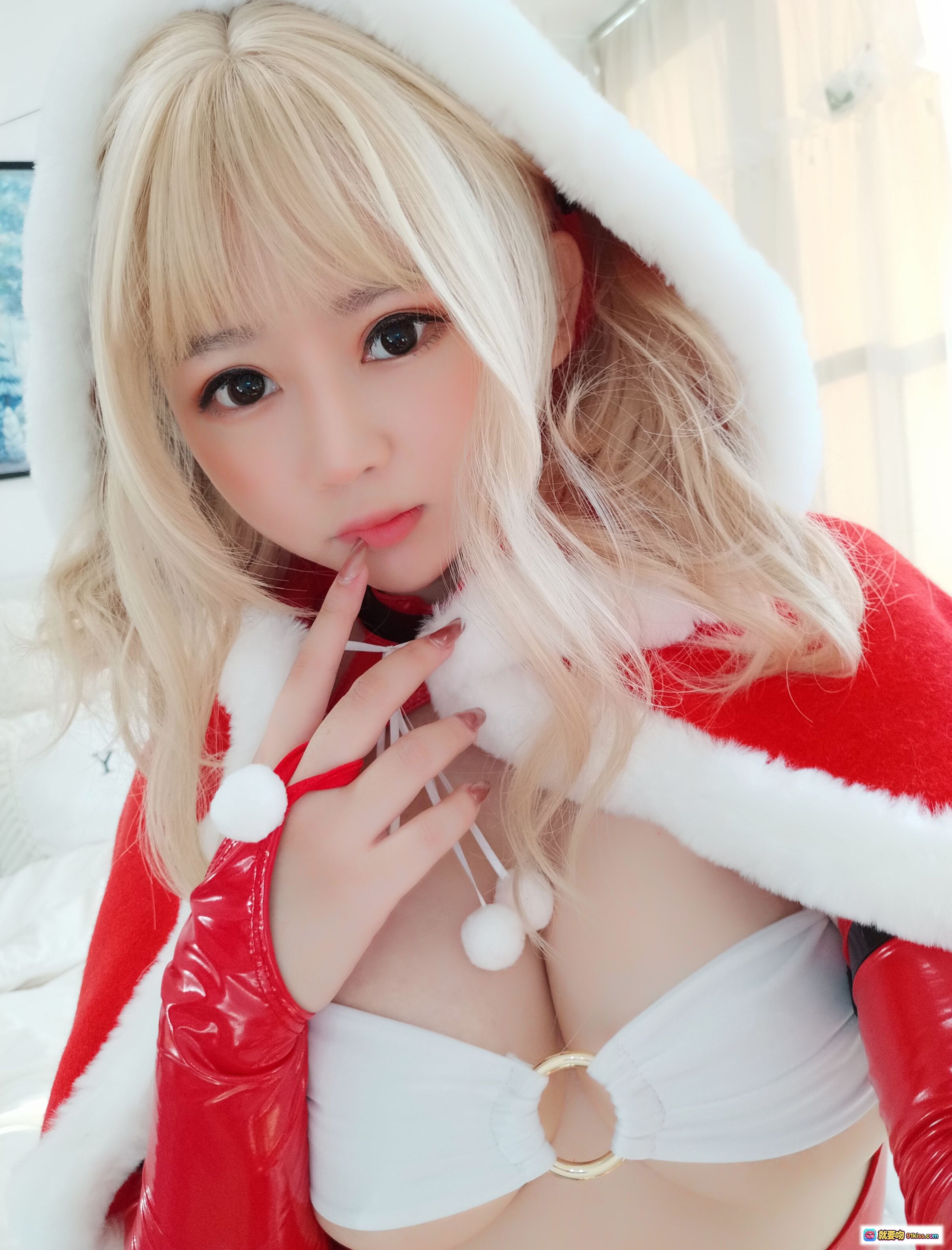 图片[7] - 依酱吖NO.014雪夜锦礼圣诞装金发双马尾白毛边红斗篷性感写真29P69MB - 就要吻